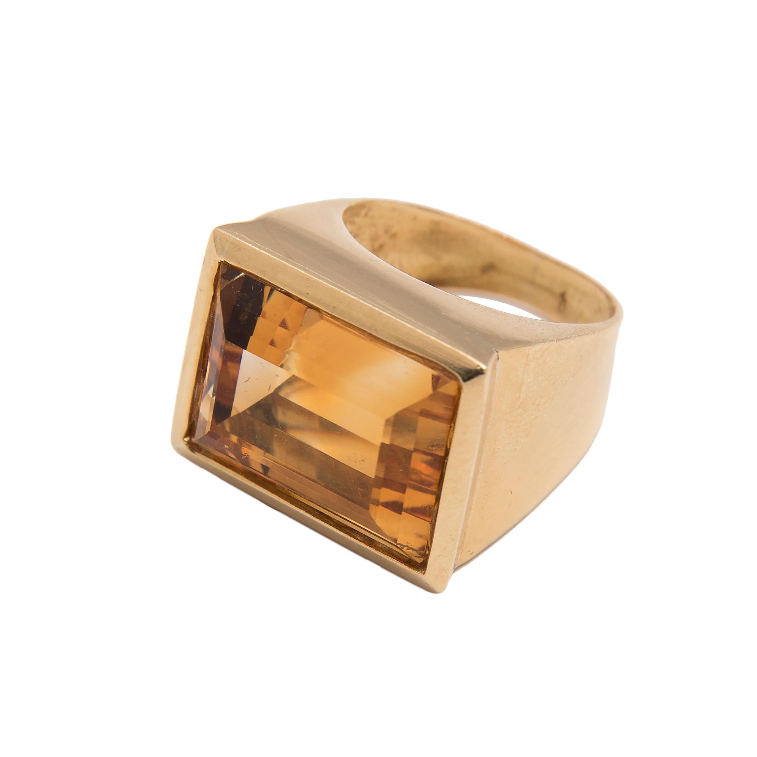 18 Karat Yellow Gold Citrine Chevalliere Ring In Good Condition For Sale In London, GB