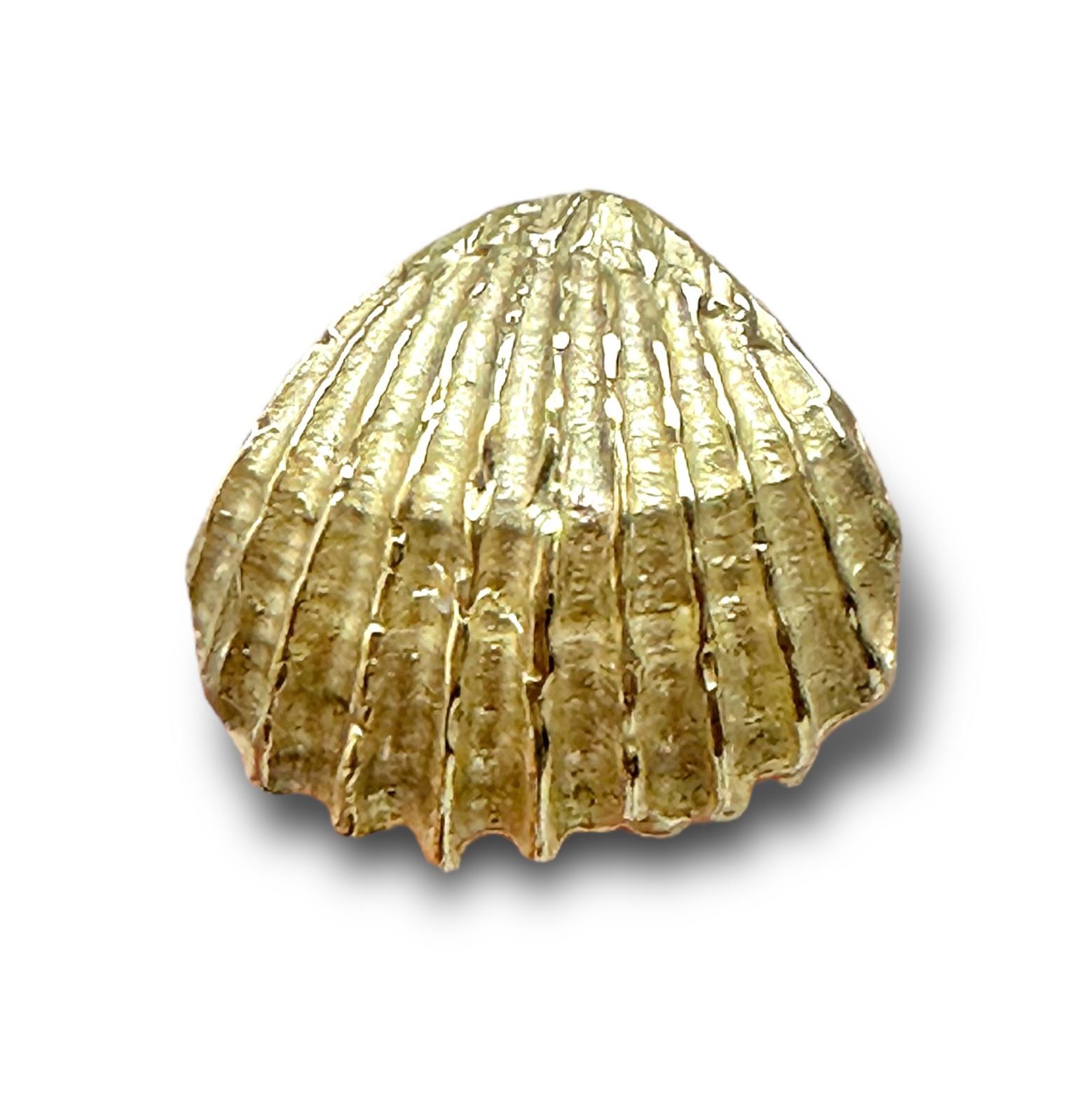 18K Yellow Gold Clam Sea Shell Earring Stud In New Condition For Sale In London, GB