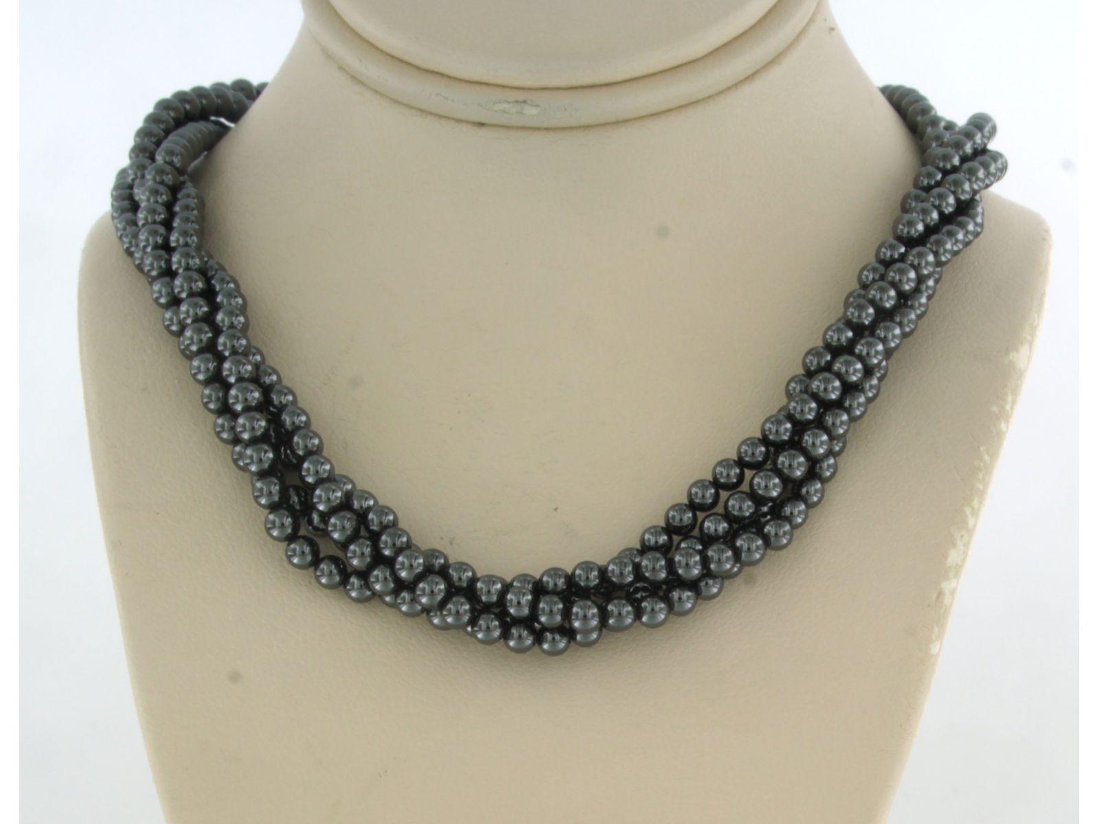 18k yellow gold clasp on a hematite bead necklace - 40 cm long

detailed description:

A hematite bead necklace with 18k yellow gold clasp

The four rows are rotated. Length is 40 cm, width is approximately 0.8 cm.

The diameter of the hematite