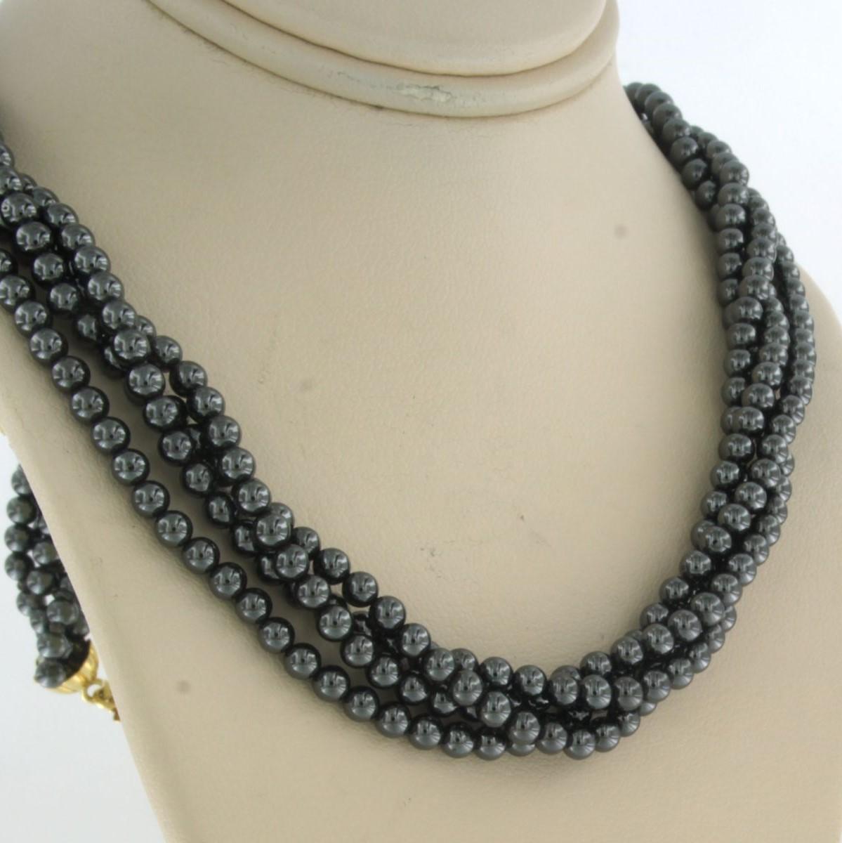 Women's 18k yellow gold clasp on a hematite bead necklace - 40 cm long For Sale