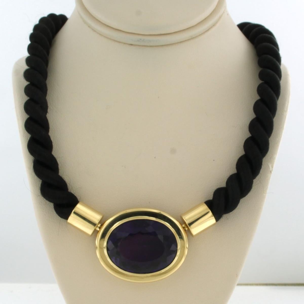 Schließe aus 18 Karat Gelbgold mit einem Amethysten an einem schwarzen Seil - 42 cm lang  

detaillierte Beschreibung:

die Halskette ist 42 cm lang und 7,7 mm breit

Die Abmessungen des Schlosses sind 3,0 cm lang und 2,4 cm breit.

Gewicht 28,4
