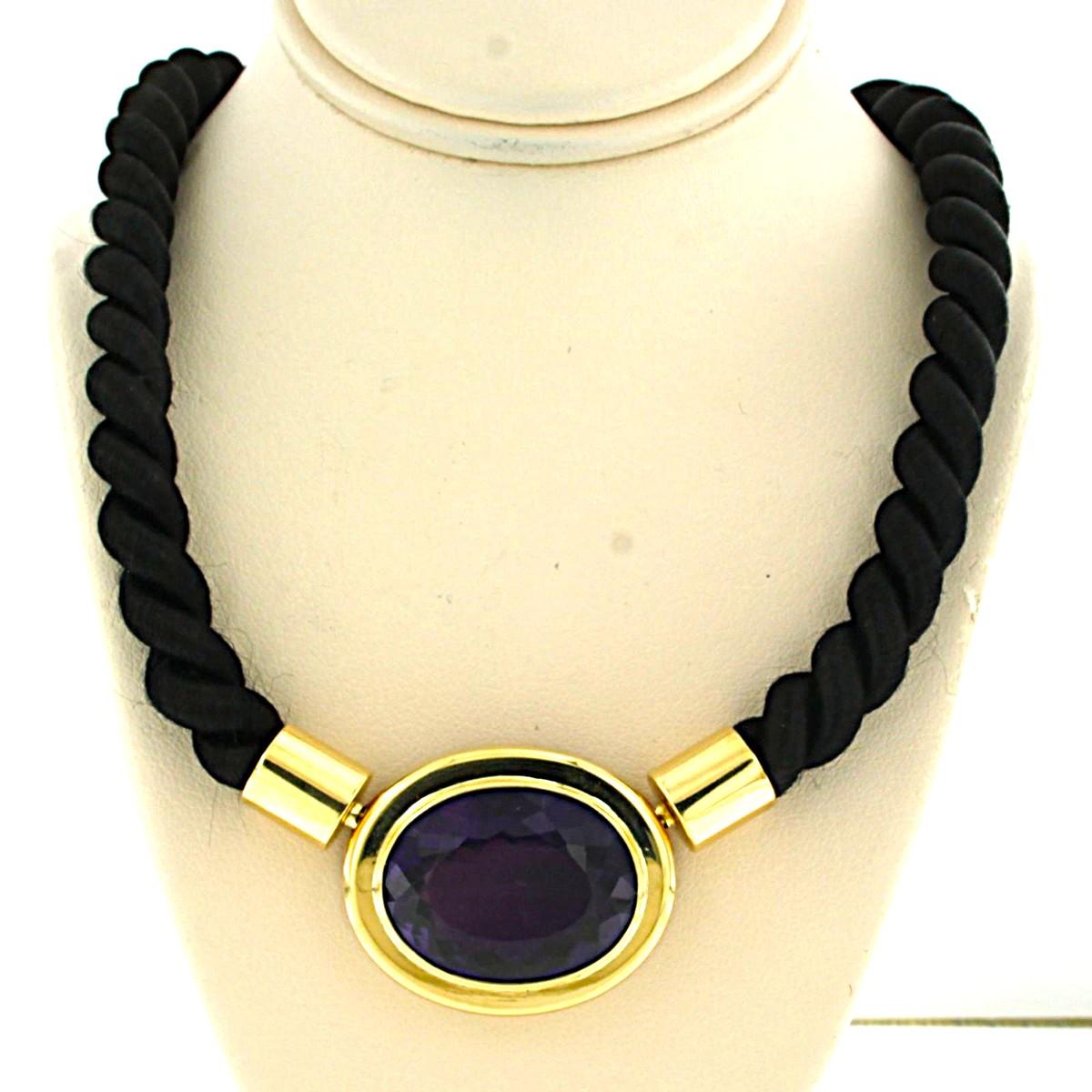 Fermoir en or jaune 18 carats serti d'une améthyste sur un collier de corde noire - longueur 42 cm  

description détaillée :

Le collier mesure 42 cm de long et 7,7 mm de large.

les dimensions de la serrure sont de 3,0 cm de long sur 2,4 cm de