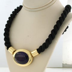 Chiusura in oro giallo 18k con ametista incastonata su una collana di corda nera - 28,4 grammi