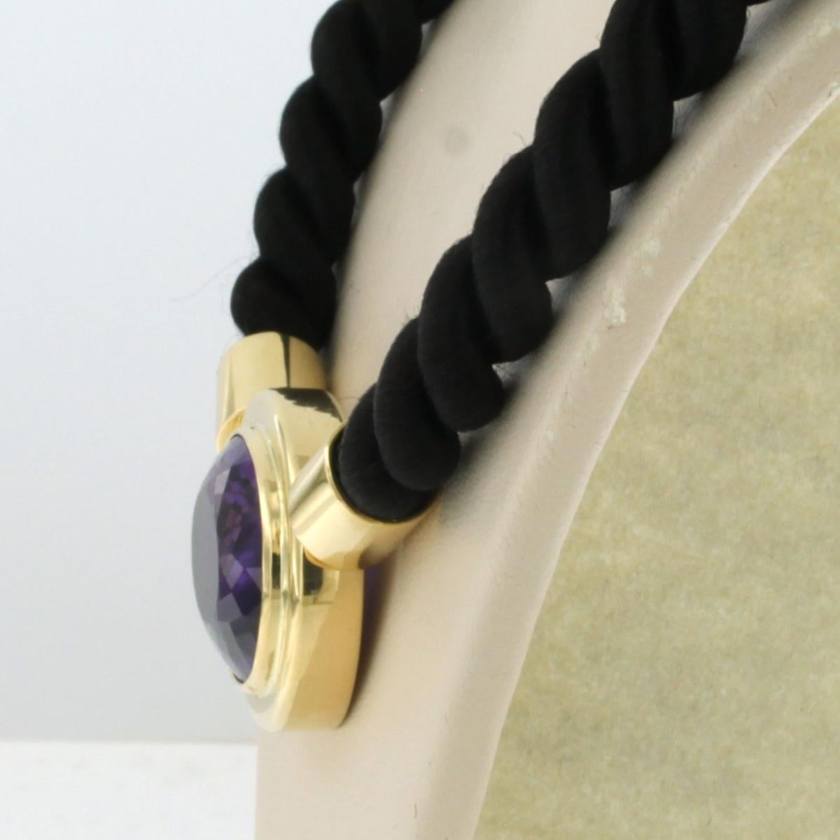 Verschluss aus 18 Karat Gelbgold mit Amethyst auf einer schwarzen Seil-Halskette - 28,4 Gramm (Ovalschliff) im Angebot