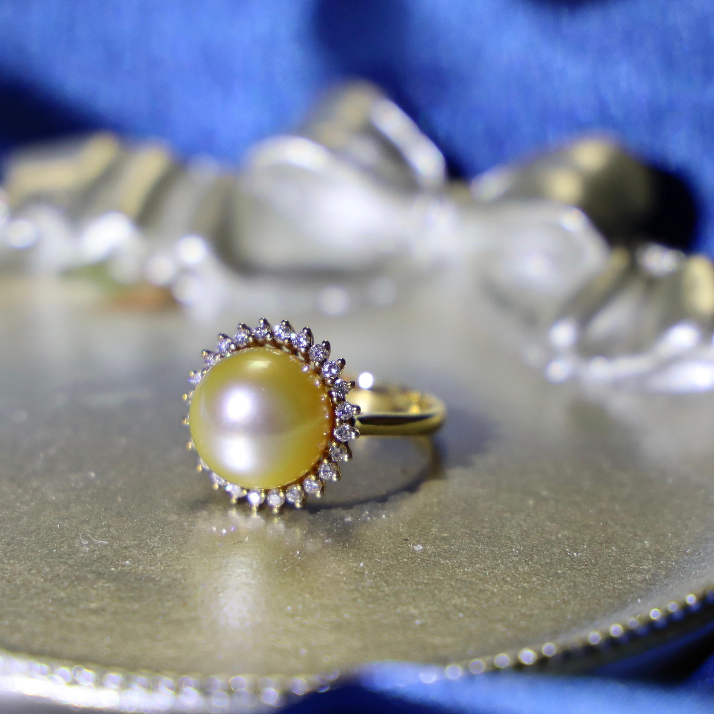 Taille ronde Bague classique en or jaune 18K avec perles des mers du Sud de 11 mm et diamants en vente