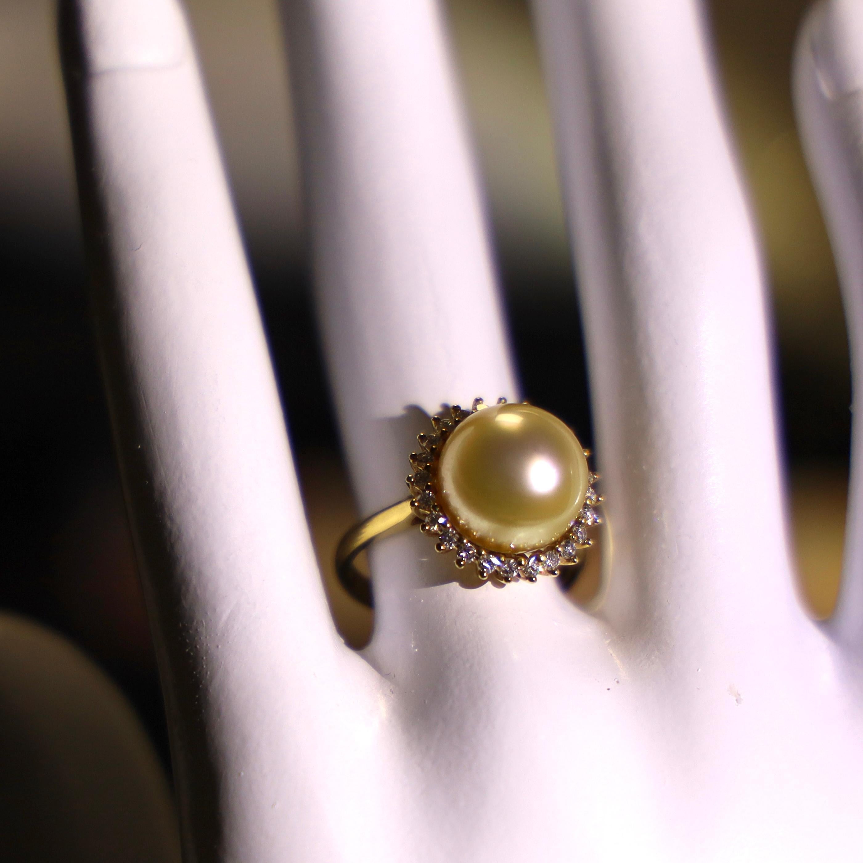 Bague classique en or jaune 18K avec perles des mers du Sud de 11 mm et diamants Unisexe en vente