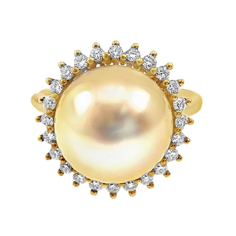 Anello classico in oro giallo 18K con perla dorata dei mari del sud da 11 mm e diamanti