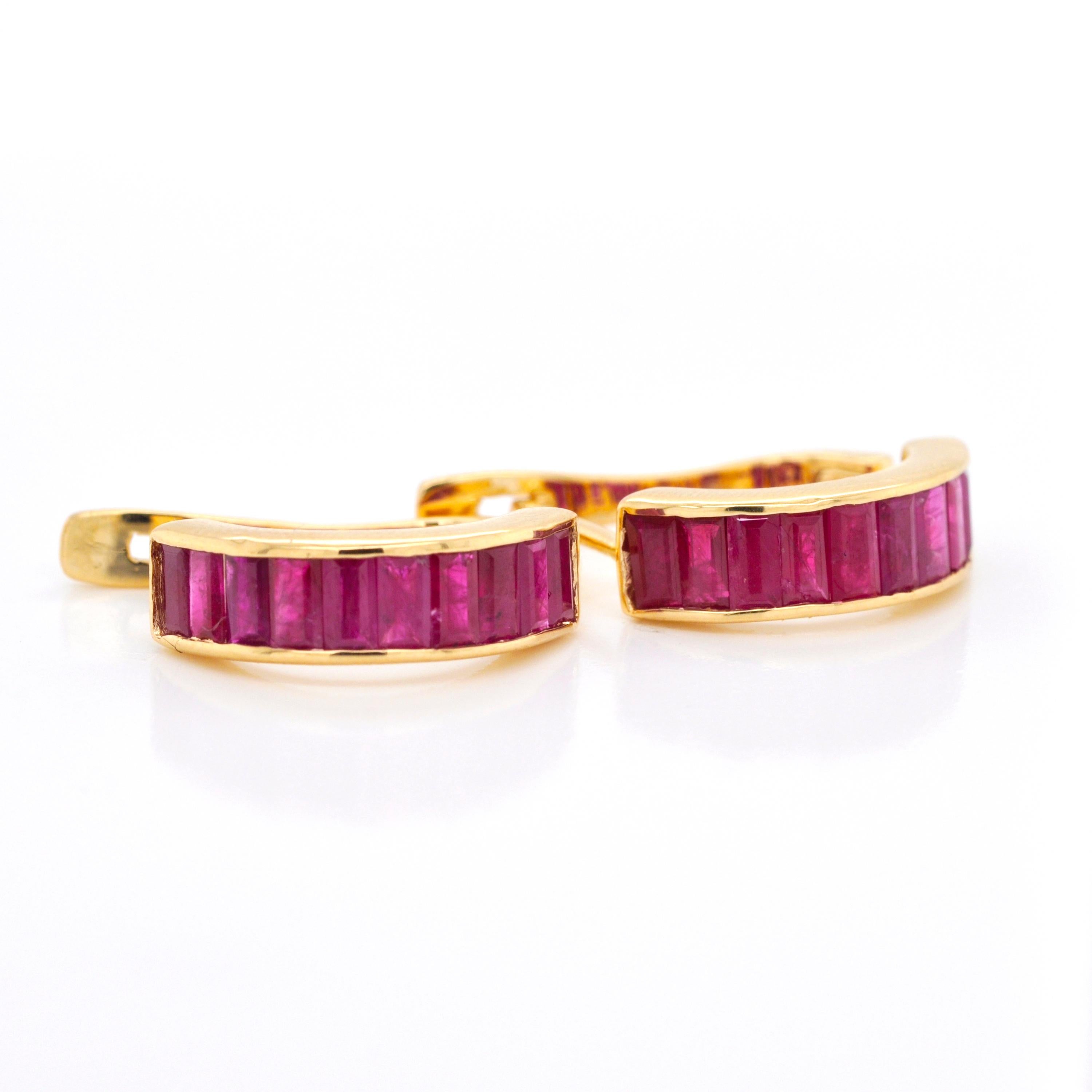 18K Yellow Gold Classic 4X2 MM Mozambique Baguette Ruby Bar Huggies Earrings In New Condition For Sale In Jaipur, Rajasthan