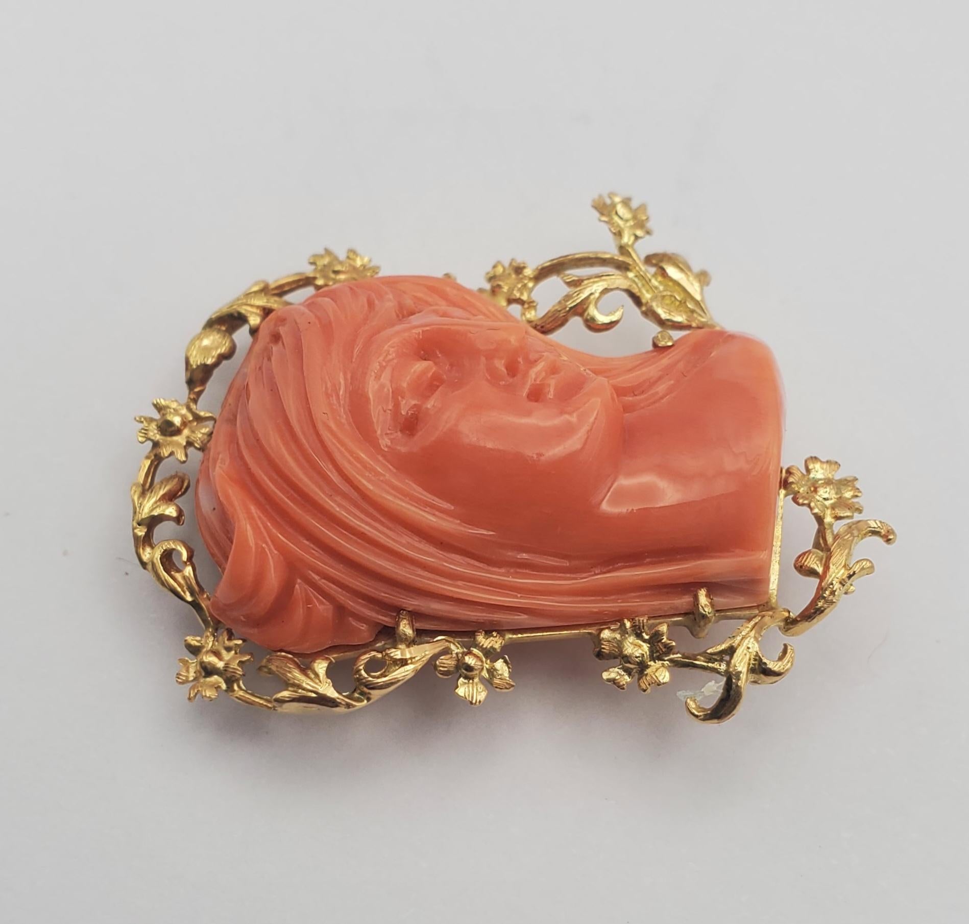 Art Nouveau 18K Yellow Gold Classic Beauty Natural Coral Cameo Convertible Pendant/Brooch For Sale