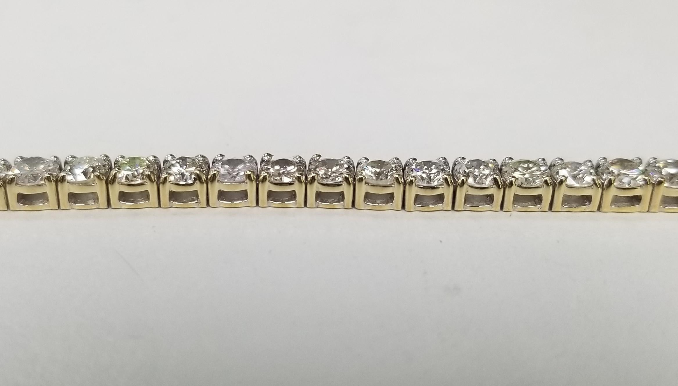Contemporary 18k Yellow Gold Classic Diamond Tennis Bracelet with 54 Weighing 5.80cts For Sale