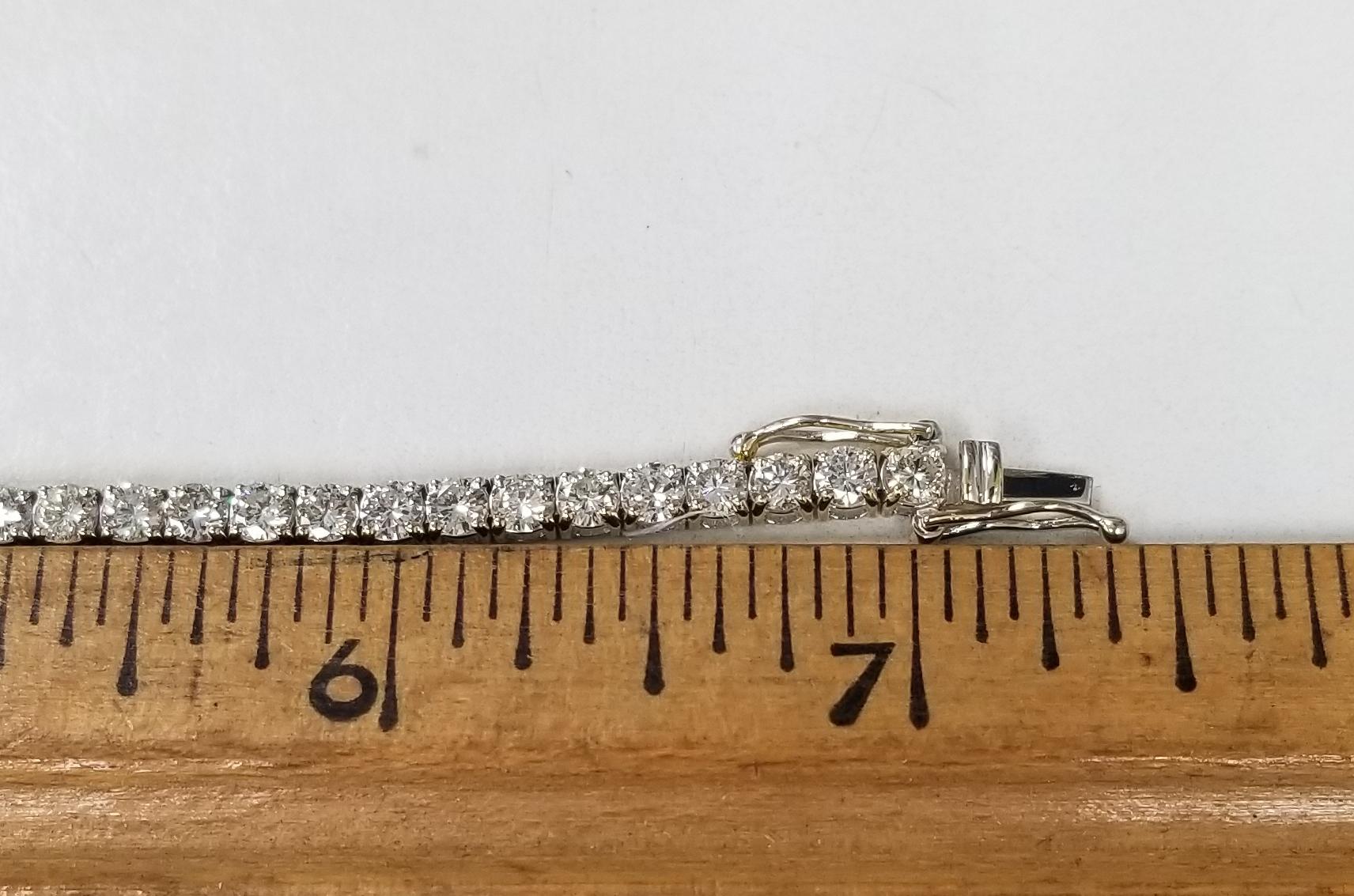 18k Yellow Gold Classic Diamond Tennis Bracelet with 54 Weighing 5.80cts In New Condition For Sale In Los Angeles, CA