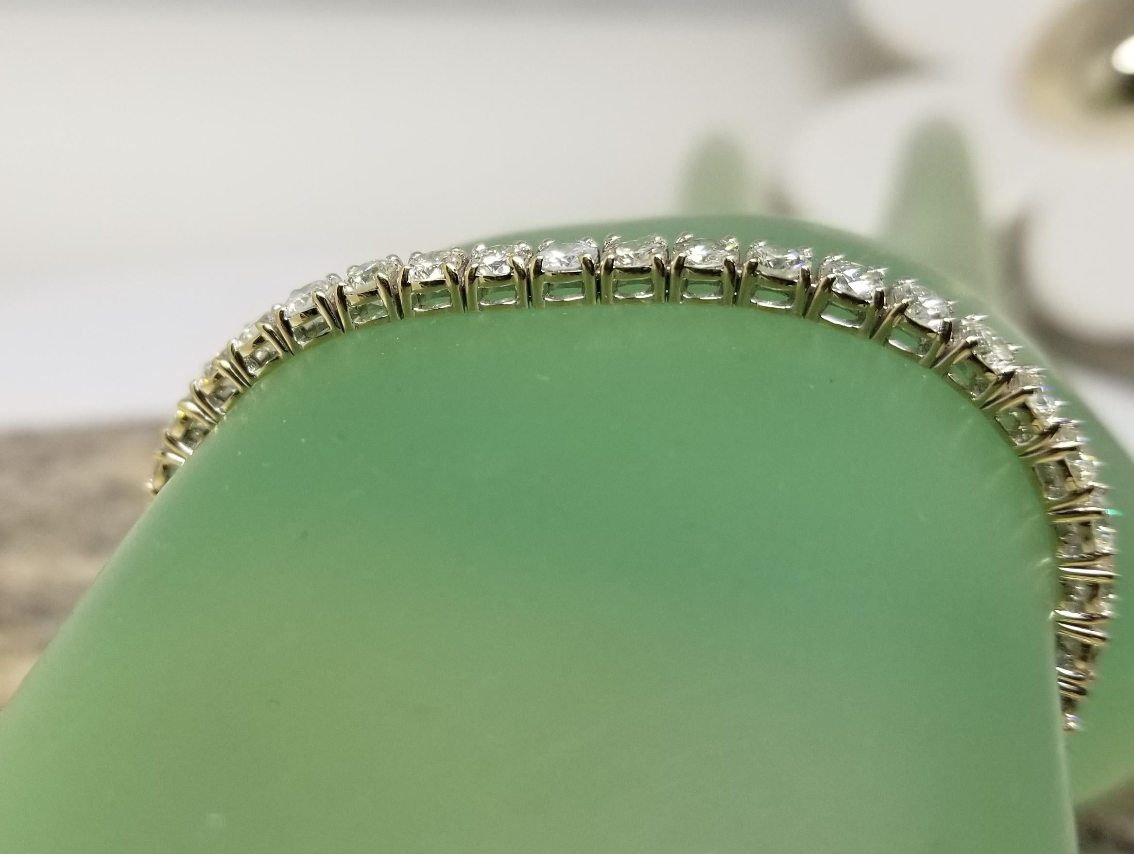 18k Yellow Gold Classic Diamond Tennis Bracelet with 54 Weighing 5.80cts For Sale 1
