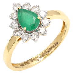 18 Karat Gelbgold Klassischer Halo Diamant-Hochzeitsring mit Smaragd im Birnenschliff