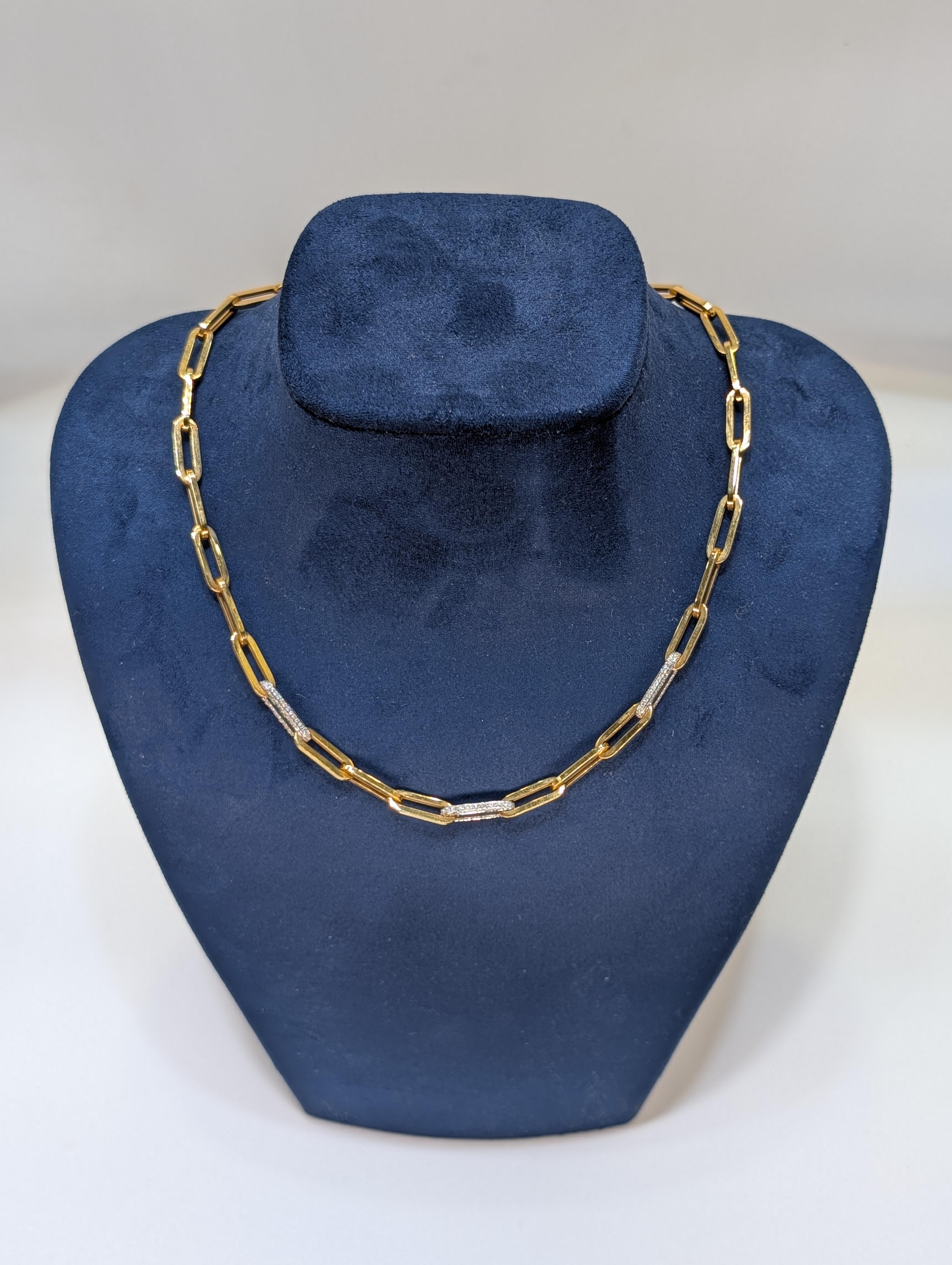 Ce collier à chaîne à clip en or jaune 18 carats est orné d'un superbe diamant de 1,11 carat, ajoutant une touche d'élégance et d'éclat. La chaîne est méticuleusement fabriquée, offrant un design élégant et intemporel qui mesure 17 pouces de long,