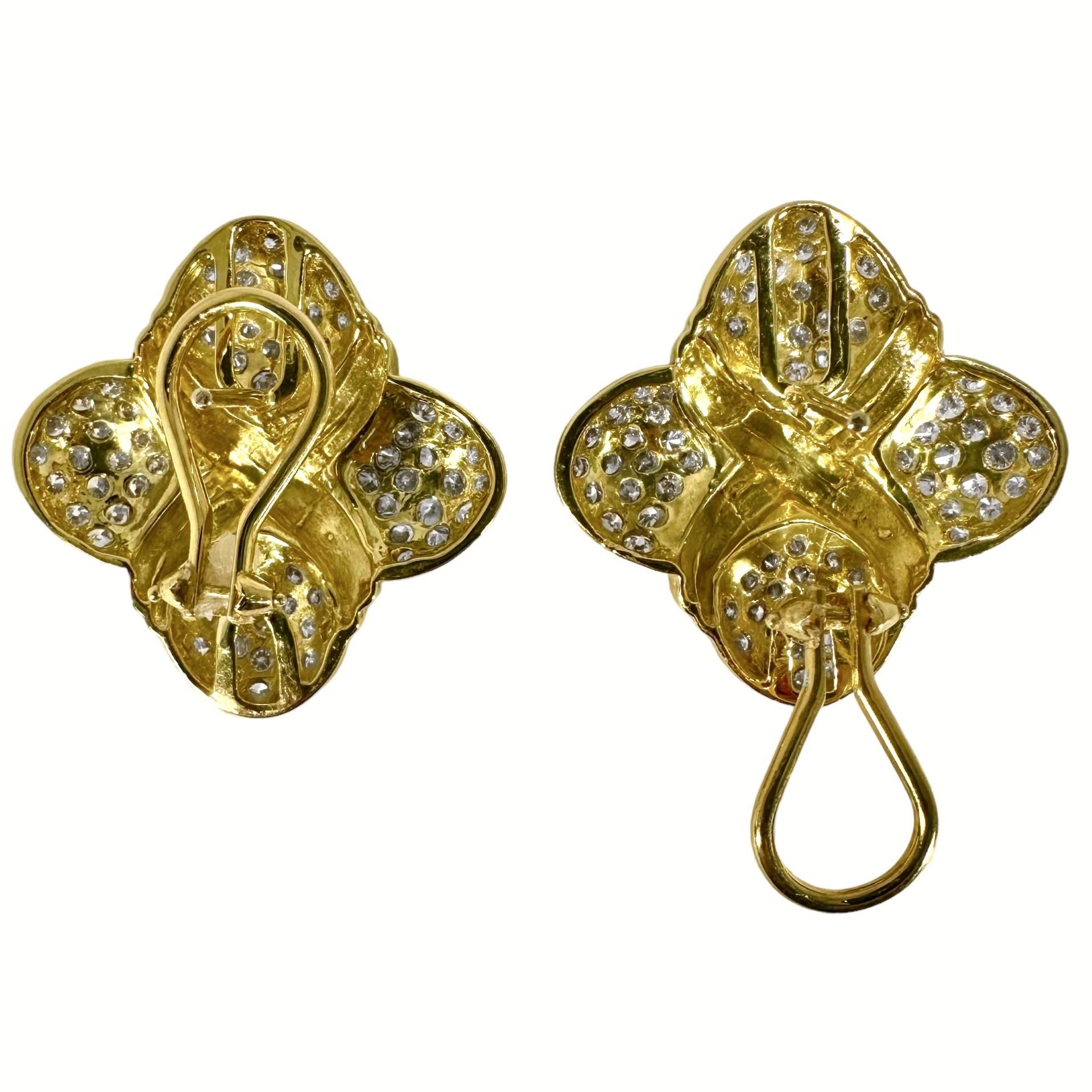 18k Yellow Gold Clover Motif Earrings Encrusted with Diamonds In Good Condition For Sale In Palm Beach, FL