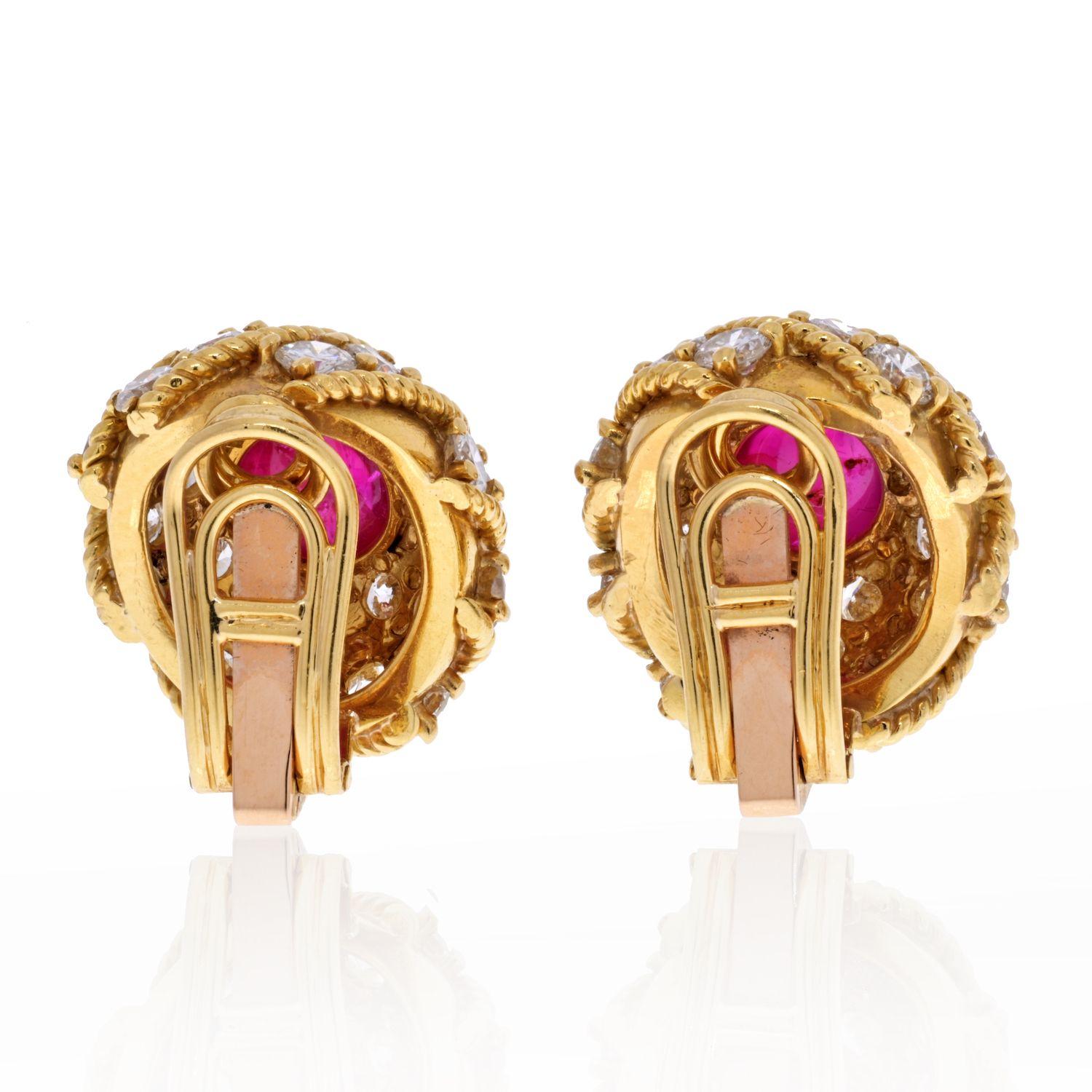 Taille ronde Boucles d'oreilles de succession en or jaune 18 carats avec grappe de diamants et rubis en vente