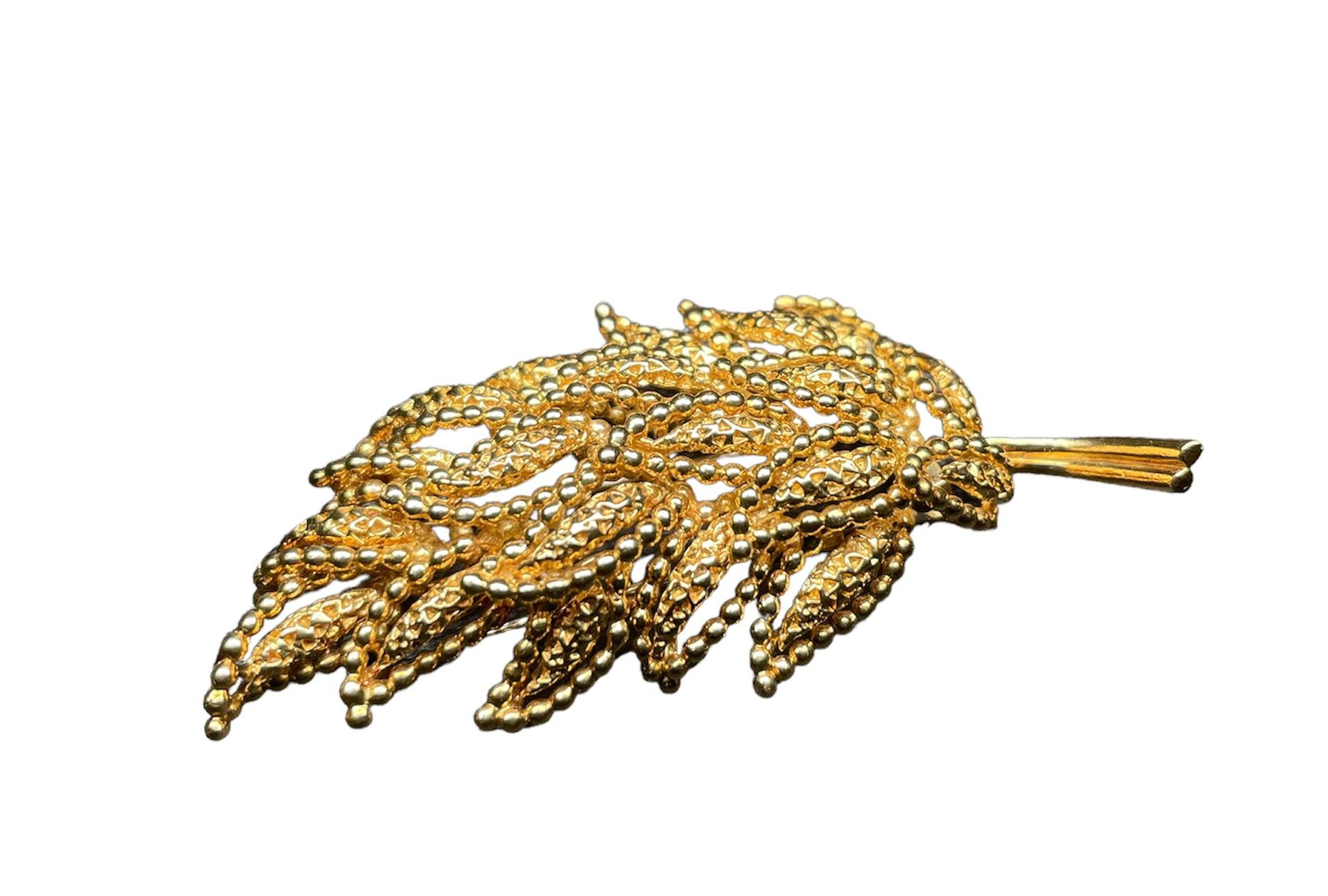 18k Yellow Gold Cluster of Leaves Branch Coat / Hat Brooch In Good Condition For Sale In Guaynabo, PR