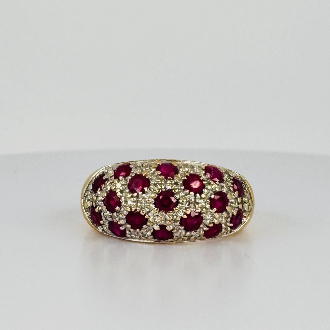 Dieser Cocktailring aus 18 Karat Gelbgold mit Diamanten im Brillantschliff (0,32 Karat) und Rubinen (0,63 Karat) bietet absolute Eleganz und Raffinesse. Der aus luxuriösem 18-karätigem Gelbgold gefertigte Ring präsentiert 17 lebhafte Rubine von