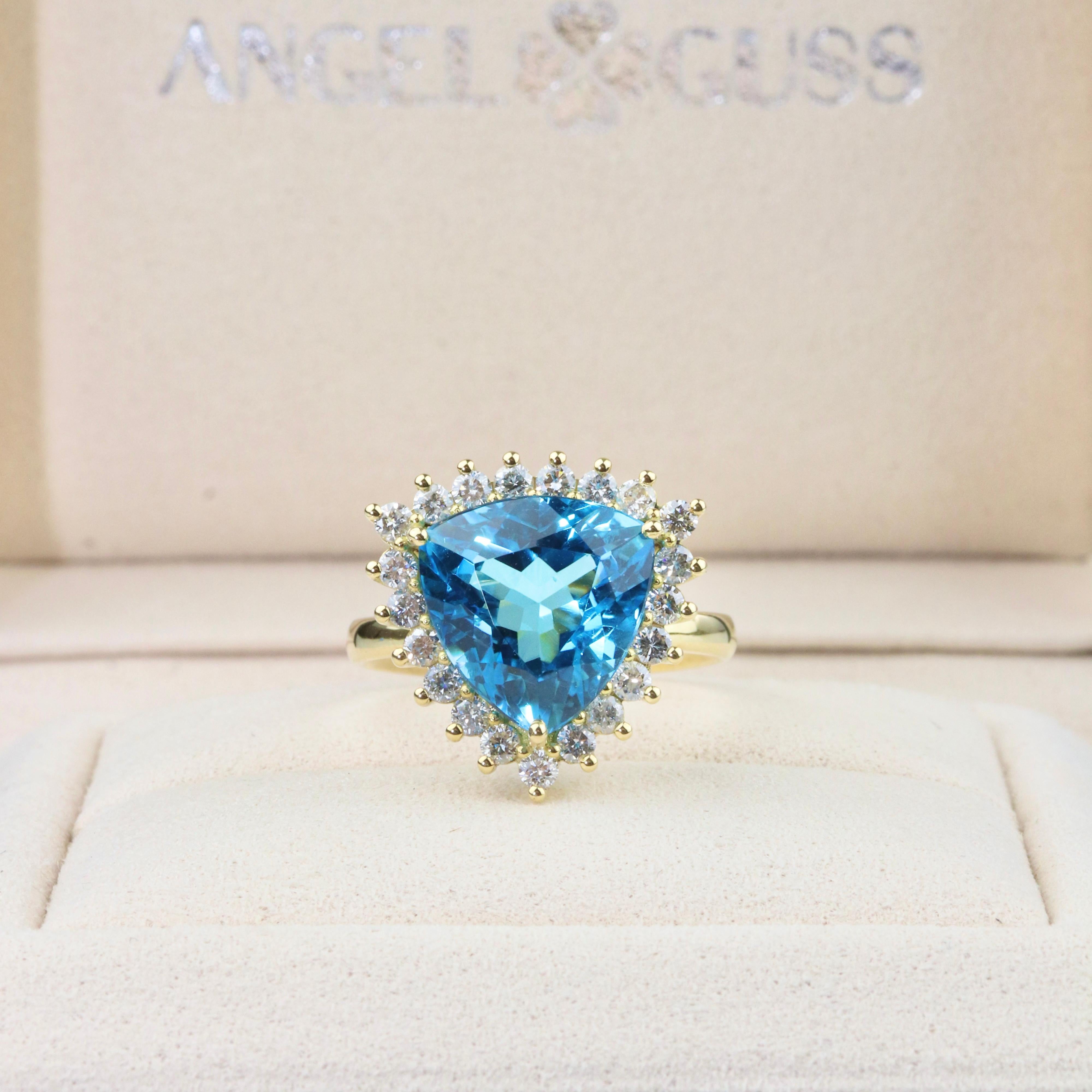 Trillion Cut 18K Yellow Gold Cocktail Ring – Swiss Topaz & Diamond - Substantial Gold Content For Sale