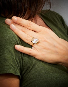 18 Karat Gelbgold Cocktail Ring mit 21::84 Karat Cabochon Regenbogen Mondstein