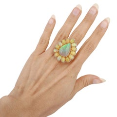 Anillo de cóctel de oro amarillo de 18 quilates con 30,00 CTW en ópalo y diamantes