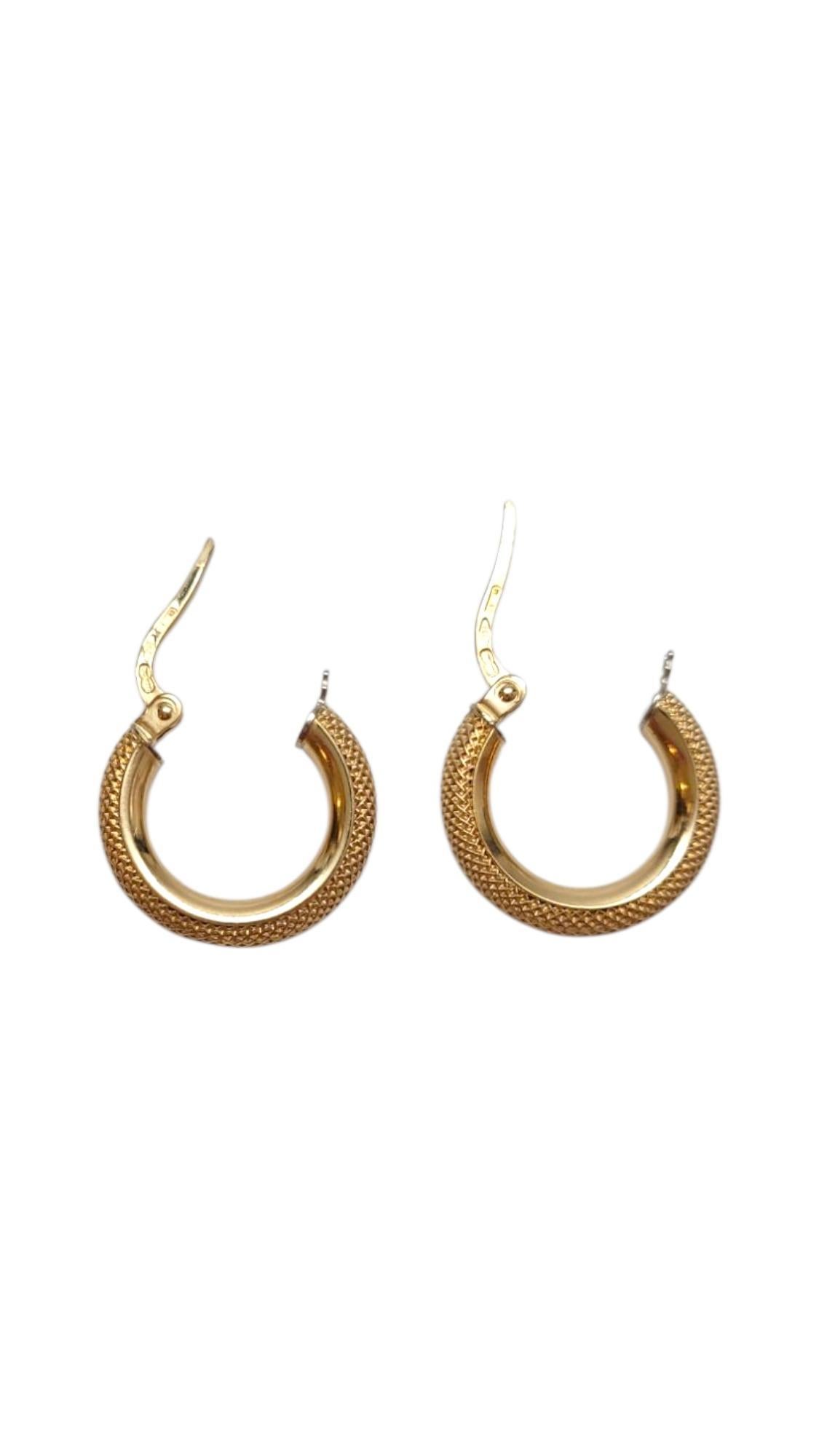 18K Yellow Gold Coil Hoop Earrings

Elevate your outfit with these lovely gold hoops! These meticulously designed hoops are crafted in 18 karat yellow gold and feature a textured surface.

Size: 16.3 mm X 16.3 mm X 3.1 mm

Weight: 2.3 g / 1.5