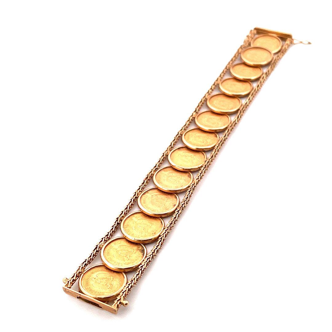 Elevate your jewelry collection with this stunning bracelet featuring an 18k yellow gold coin weighing 53.7g. 
The coin is expertly crafted with intricate details, showcasing its beautiful design.

