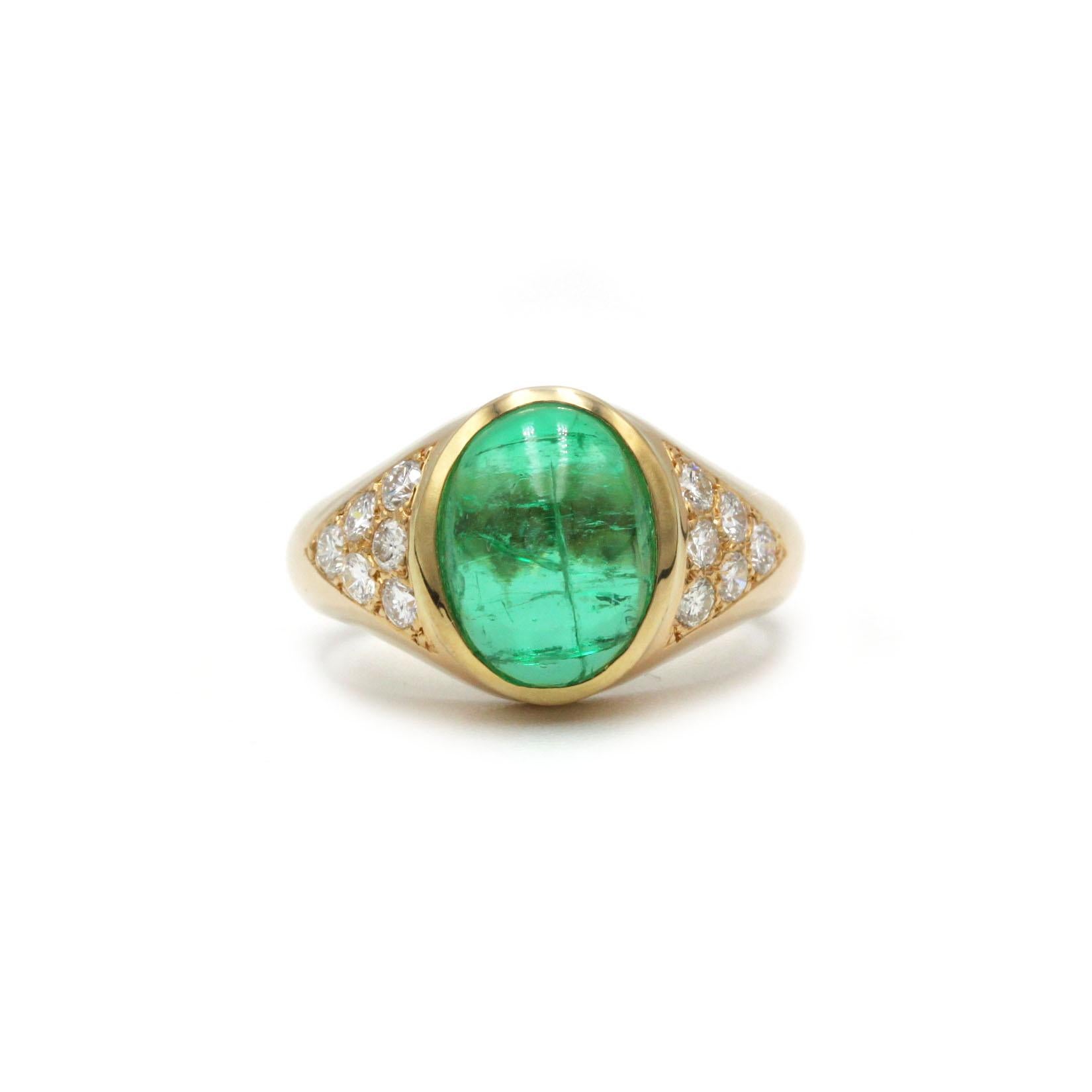 Cette bague audacieuse et élégante, centrée sur un cabochon d'émeraude colombienne richement coloré, allie une présence vintage à un savoir-faire raffiné. L'émeraude arrondie présente un vert vif et profond typique de la matière colombienne ; elle