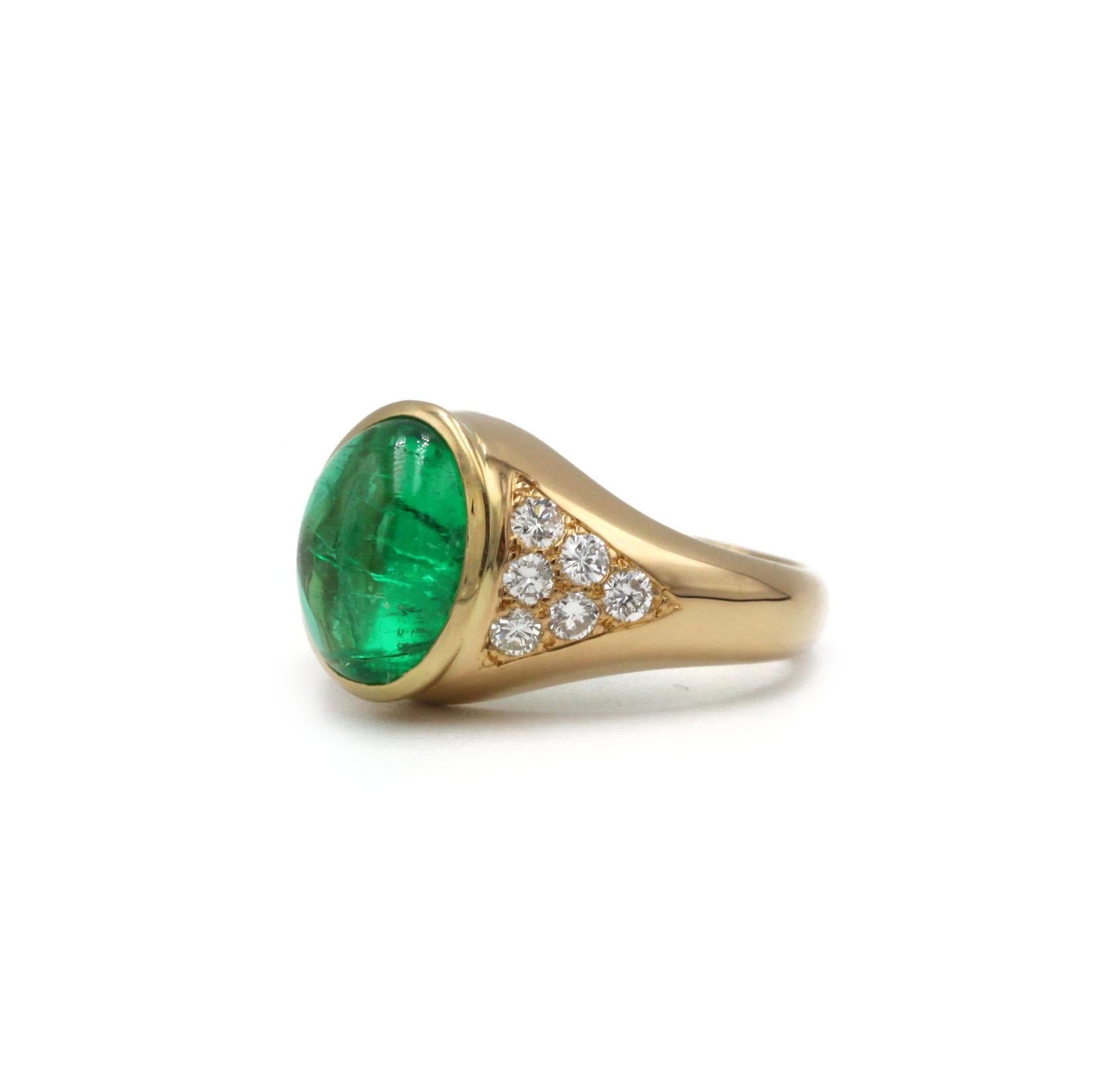 Après-guerre Bague en or jaune 18K avec émeraude colombienne cabochon et diamants en vente
