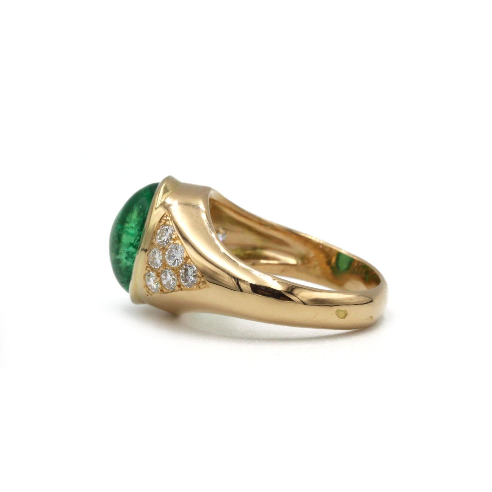 Taille cabochon Bague en or jaune 18K avec émeraude colombienne cabochon et diamants en vente