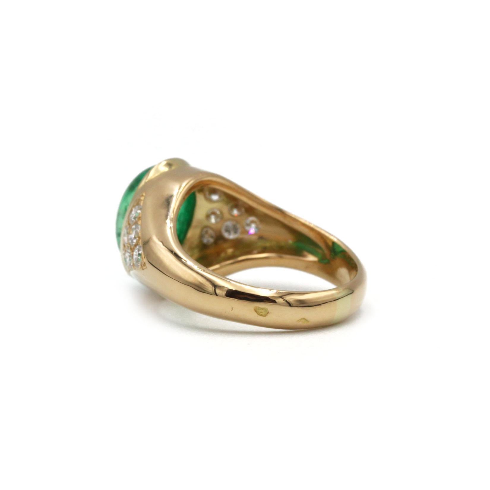 Bague en or jaune 18K avec émeraude colombienne cabochon et diamants Bon état - En vente à MONTMORENCY, FR