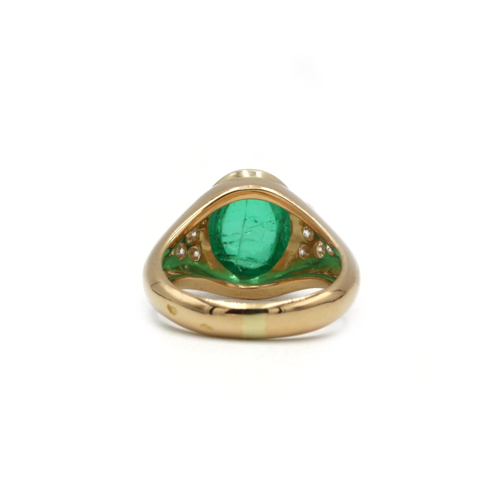 Bague en or jaune 18K avec émeraude colombienne cabochon et diamants Unisexe en vente