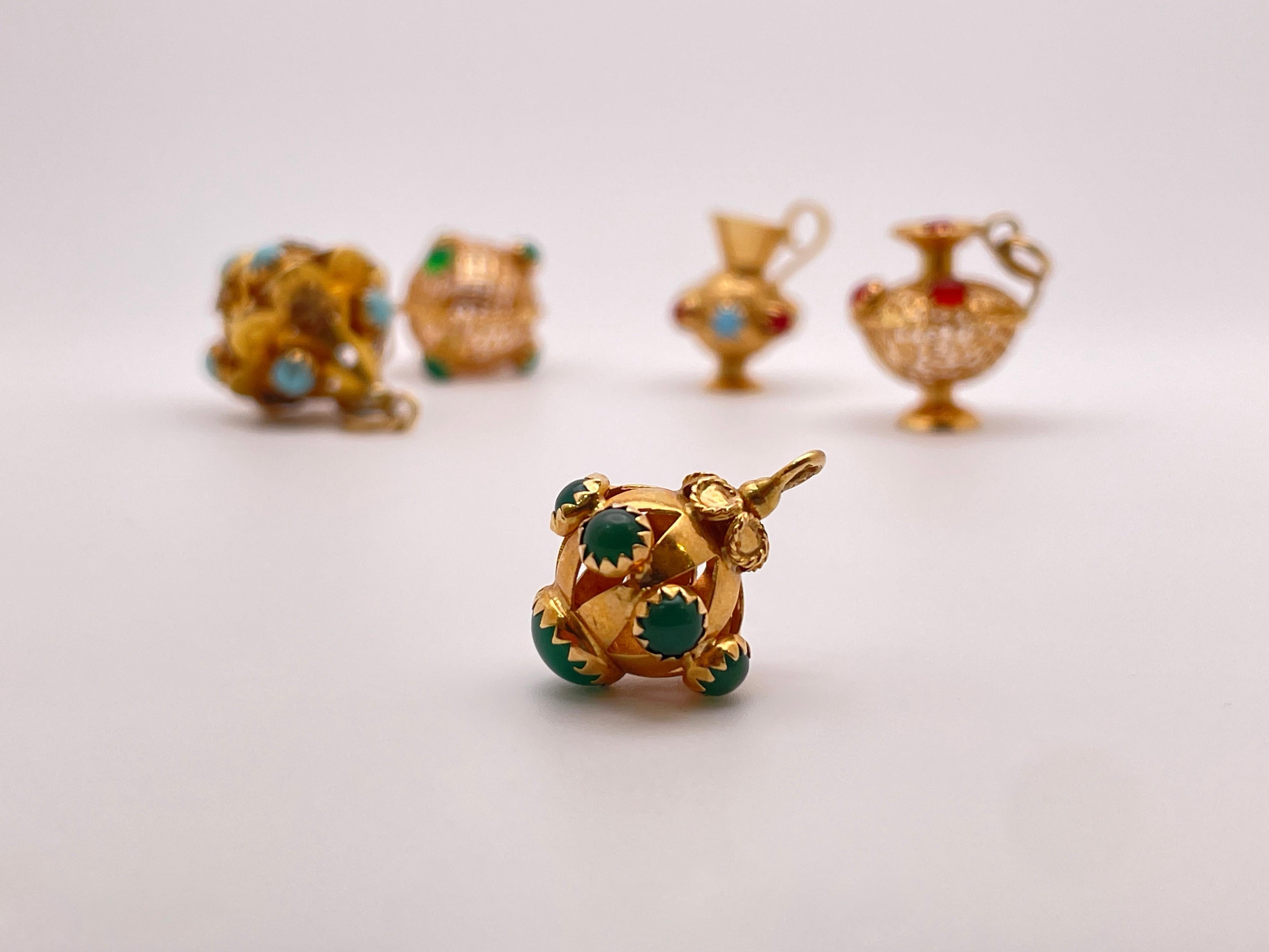 Set di charme con pietre colorate in oro giallo 18K per bracciali e collane in vendita 6