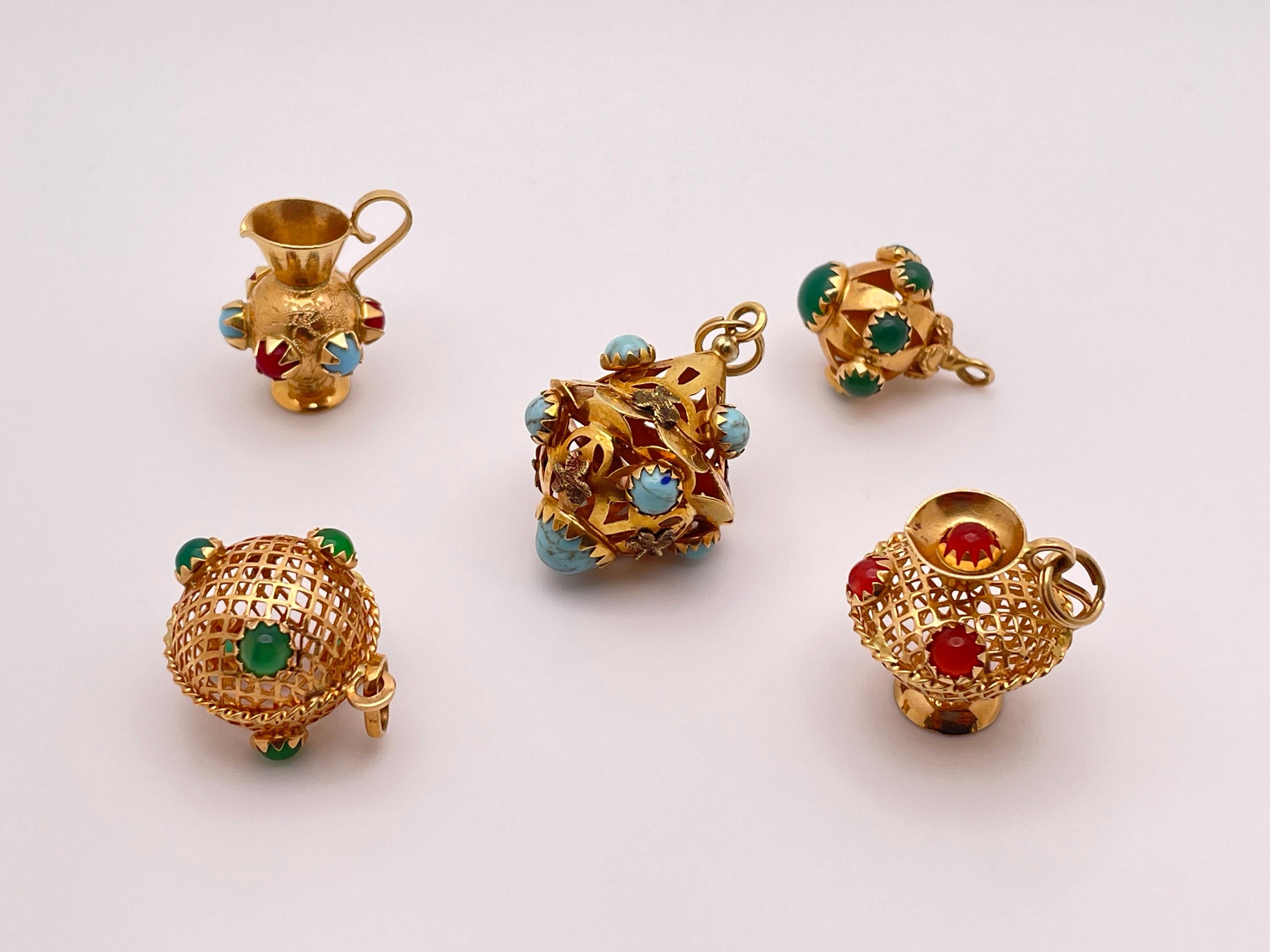 Questo set unico comprende cinque charme in oro giallo 18 carati fatti a mano, ognuno con un design intricato e unico. Incastonati con una serie di piccole pietre colorate cabochon in vibranti tonalità di verde, rosso, blu e turchese, questi charme