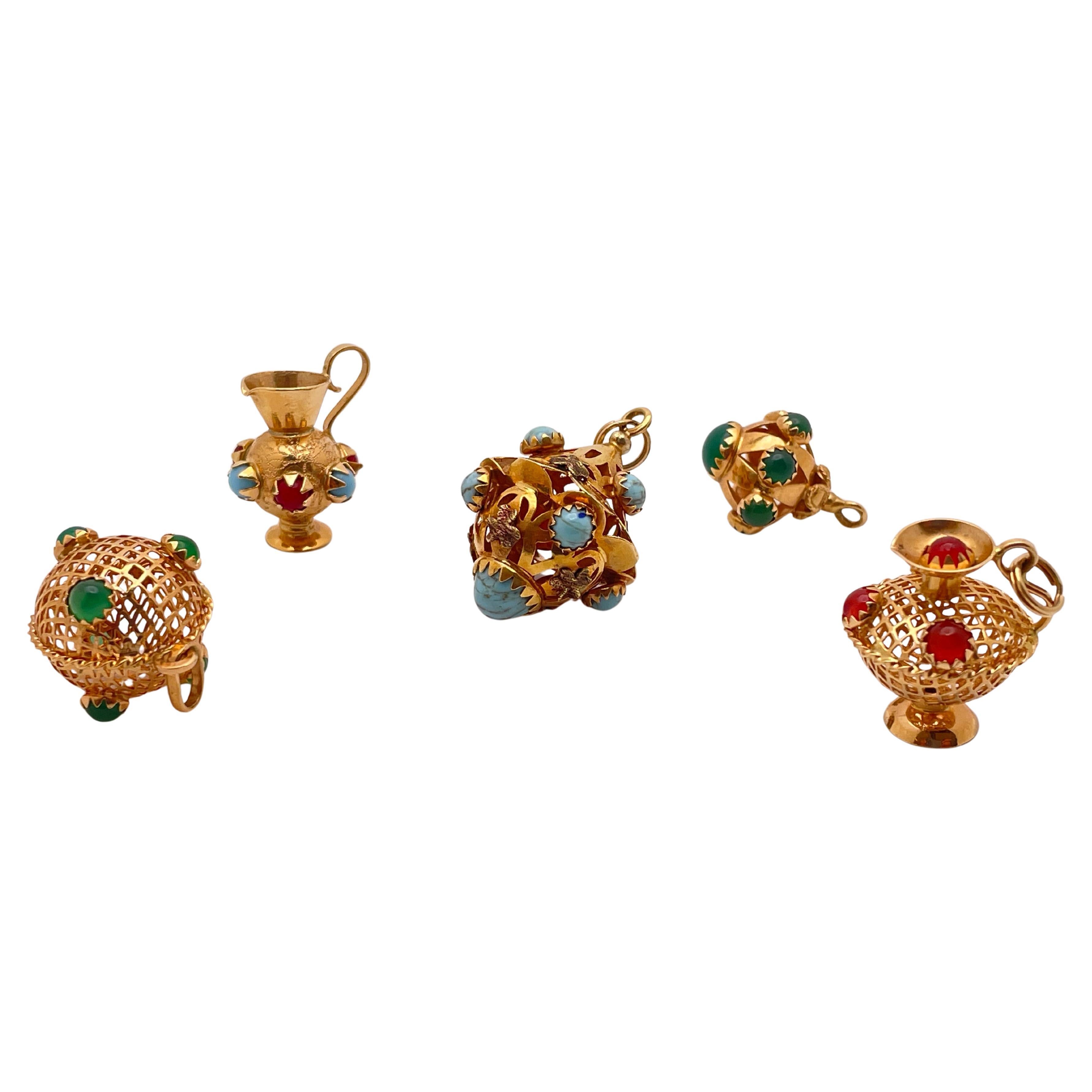 Set di charme con pietre colorate in oro giallo 18K per bracciali e collane in vendita