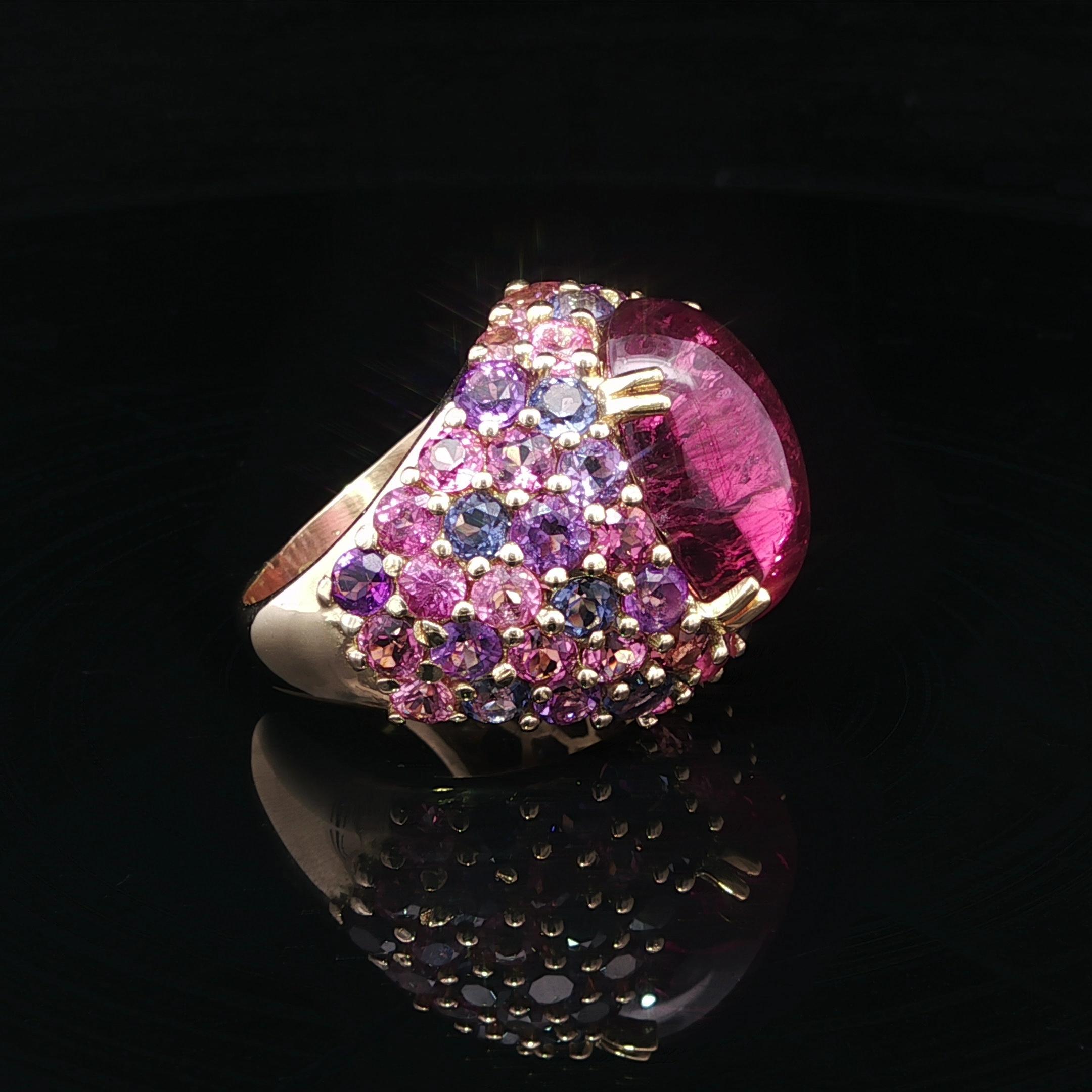 Taille cabochon Bague en or jaune 18k Tourmaline colorée avec pierres naturelles roses et violettes en vente