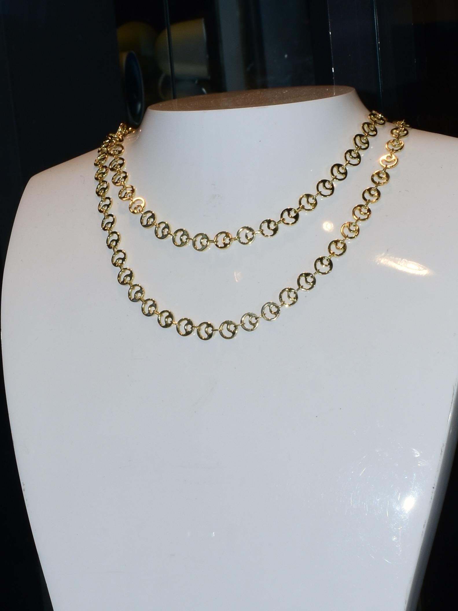 18K Gelbgold Zeitgenössische lange Kette aus Doppelkreisen im Angebot 4