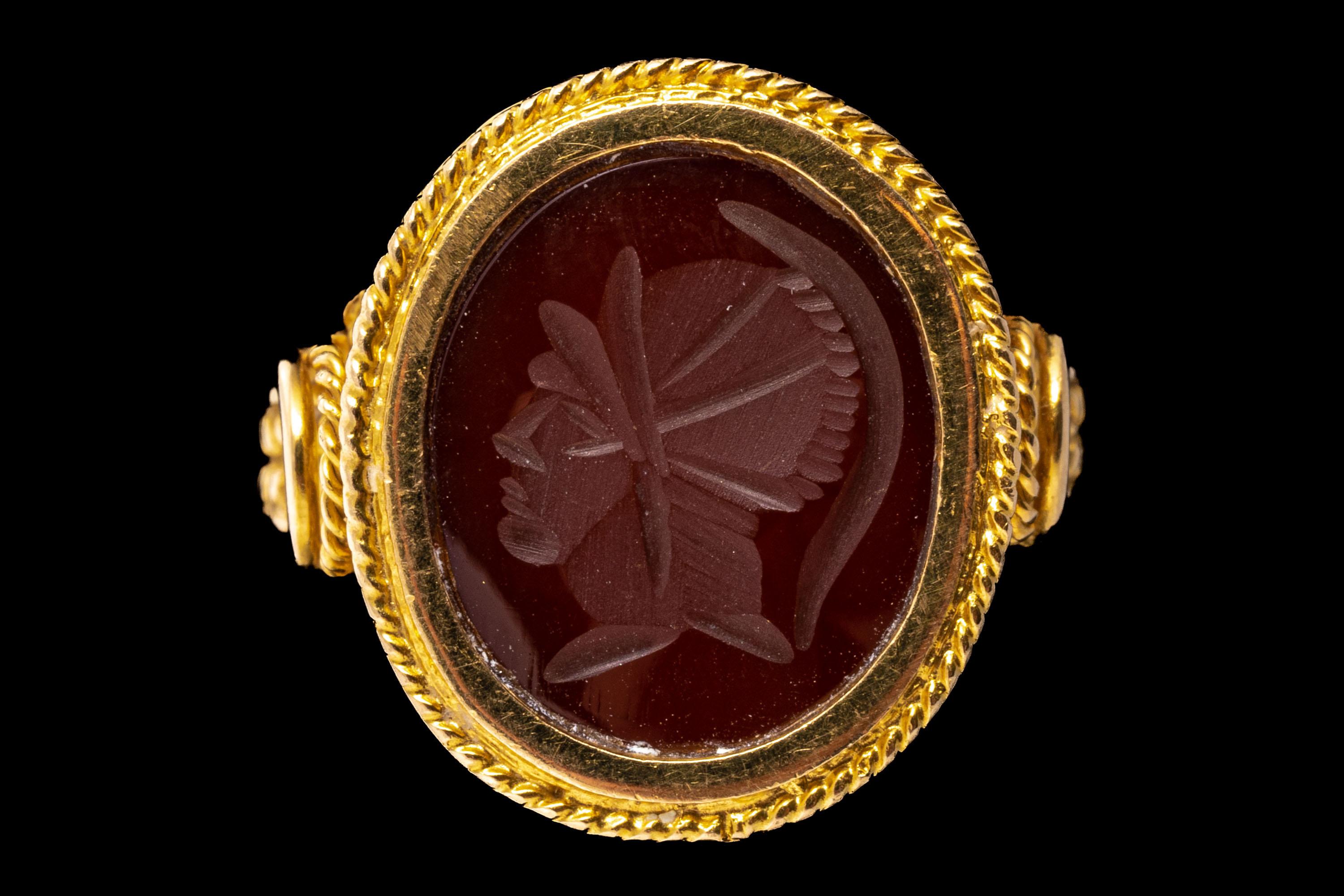 Zeitgenössischer verschnörkelter Karneol-Intaglio-Ring aus 18 Karat Gelbgold im Angebot 2