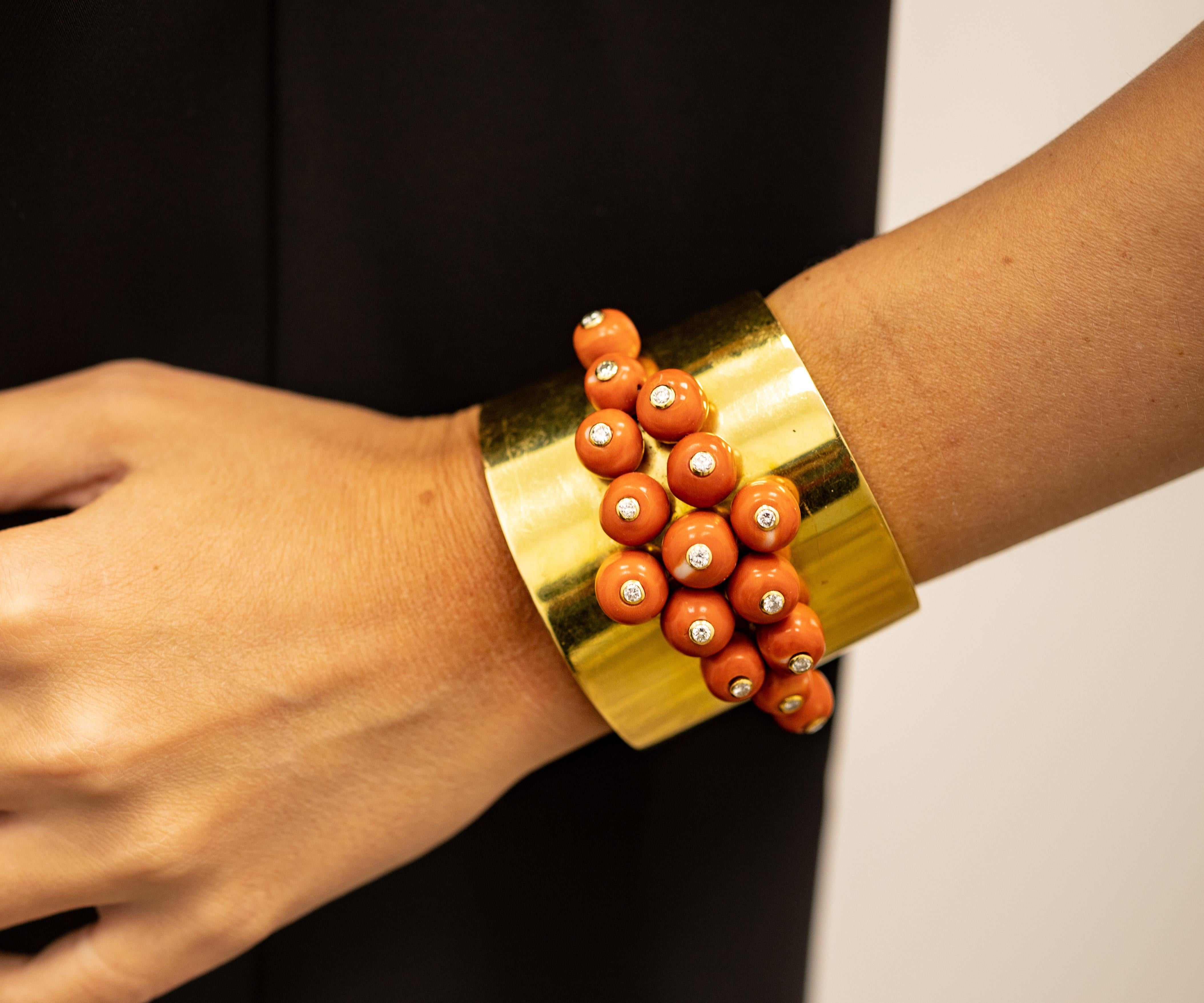 Taille ronde Bracelet manchette en or jaune 18 carats, corail et diamants en vente