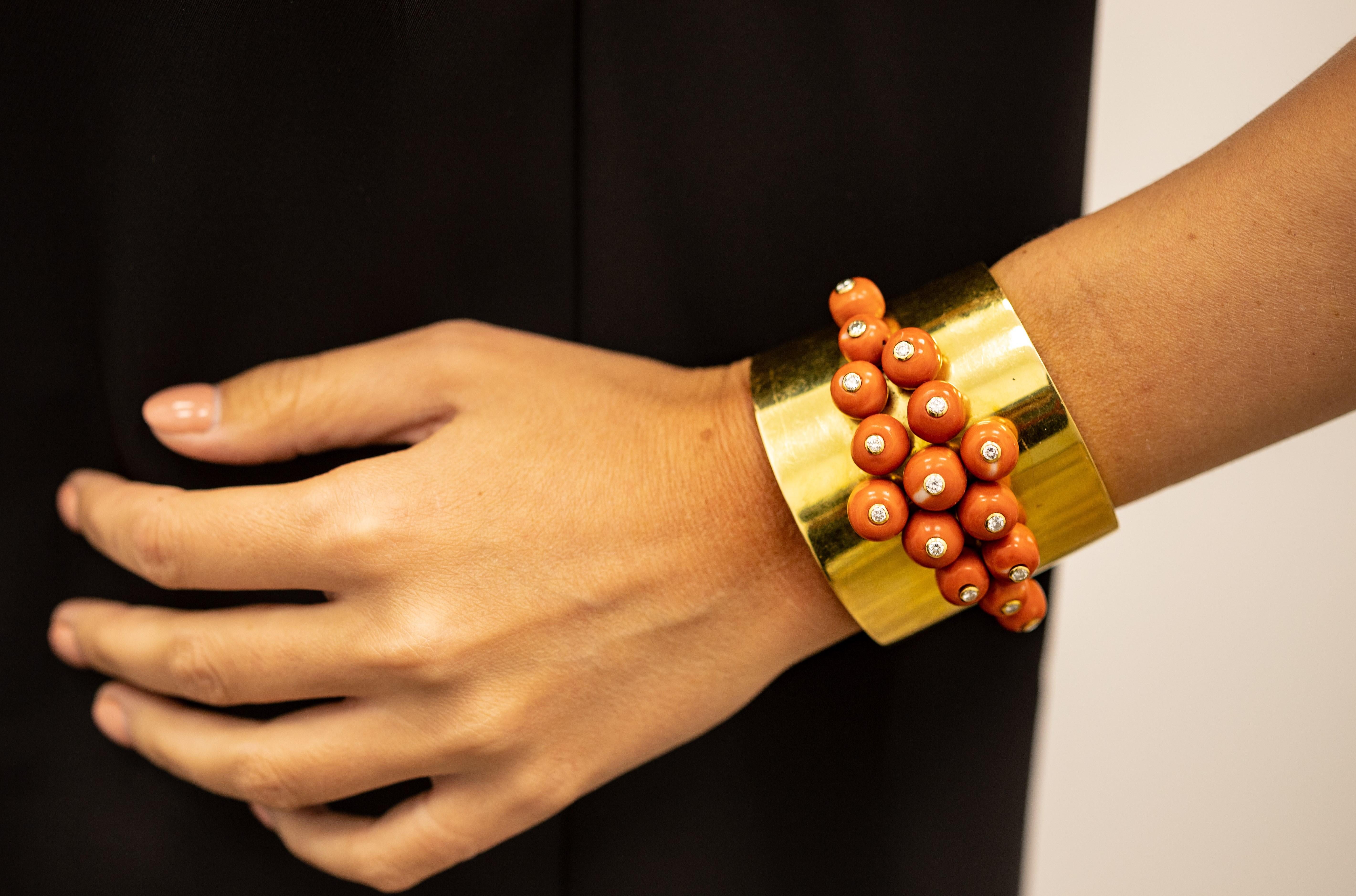 Bracelet manchette en or jaune 18 carats, corail et diamants Pour femmes en vente