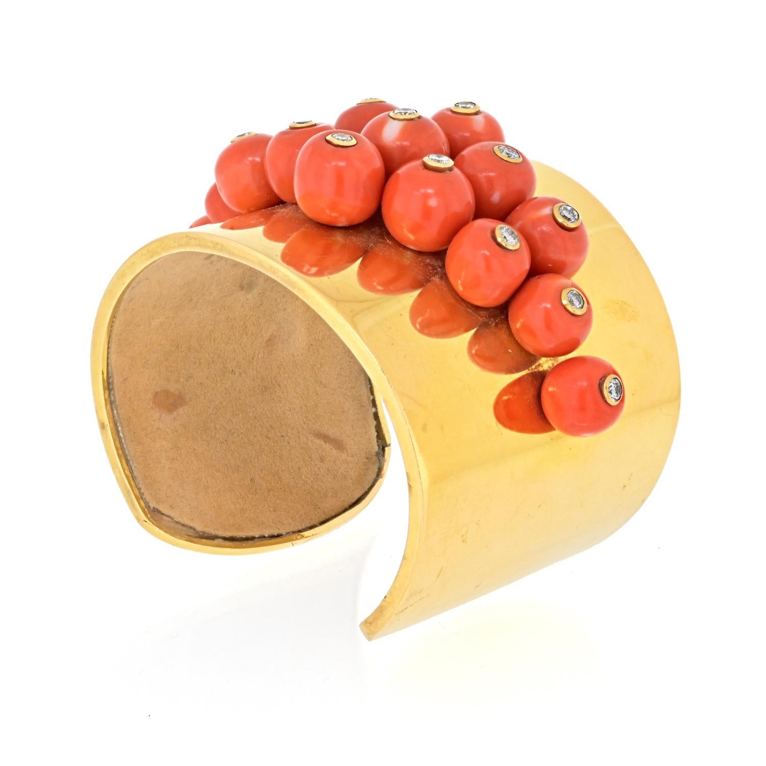 Armreif aus 18 Karat Gelbgold mit Koralle und Diamanten (Moderne) im Angebot
