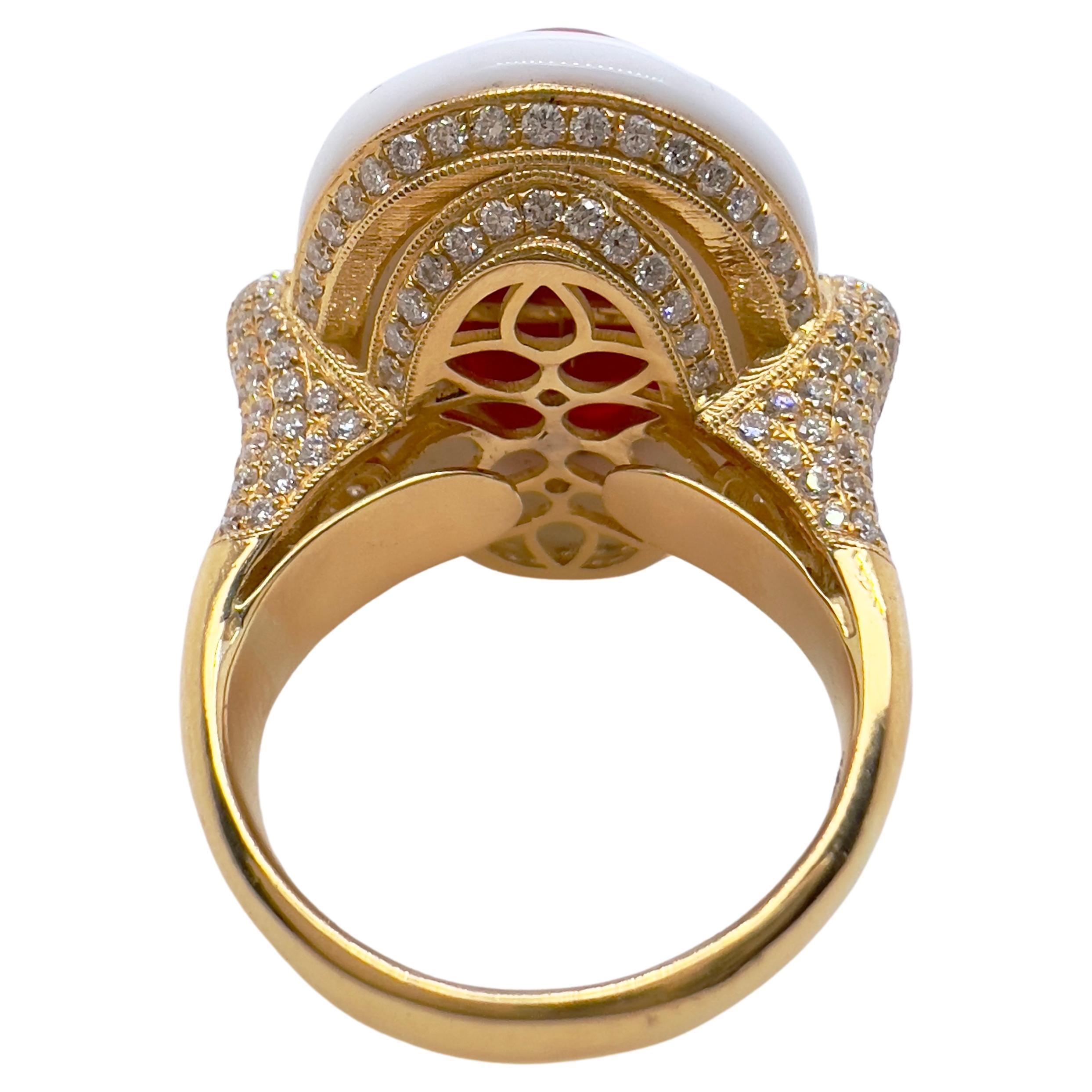 Ring aus 18 Karat Gelbgold mit Koralle und weißem Achat mit Diamanten (Zeitgenössisch) im Angebot