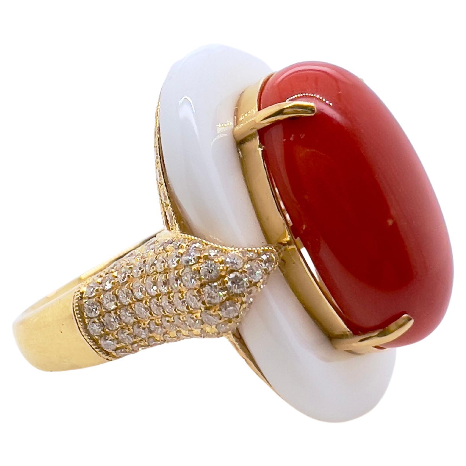 Ring aus 18 Karat Gelbgold mit Koralle und weißem Achat mit Diamanten (Cabochon) im Angebot