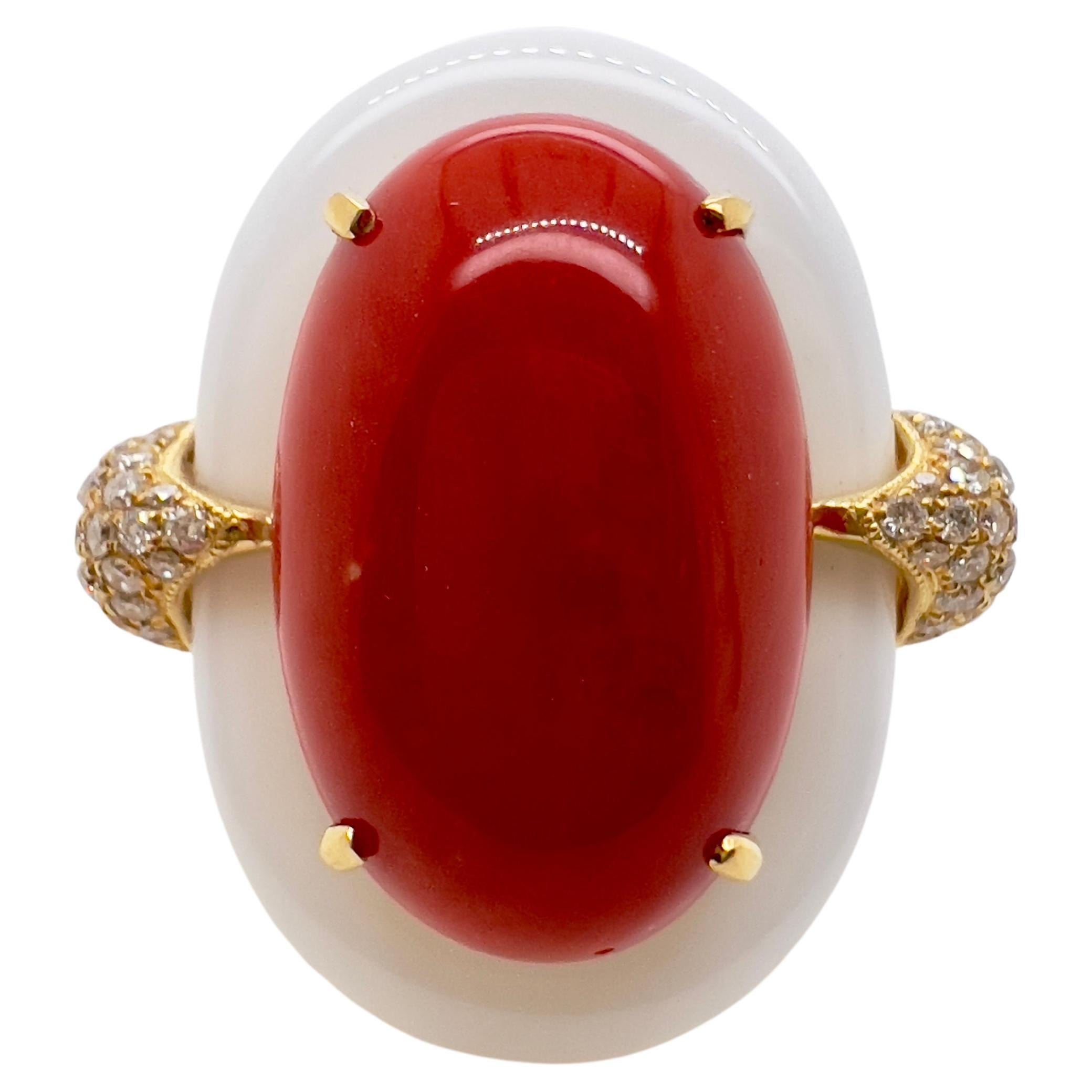 Bague en or jaune 18 carats, corail et agate blanche avec diamants