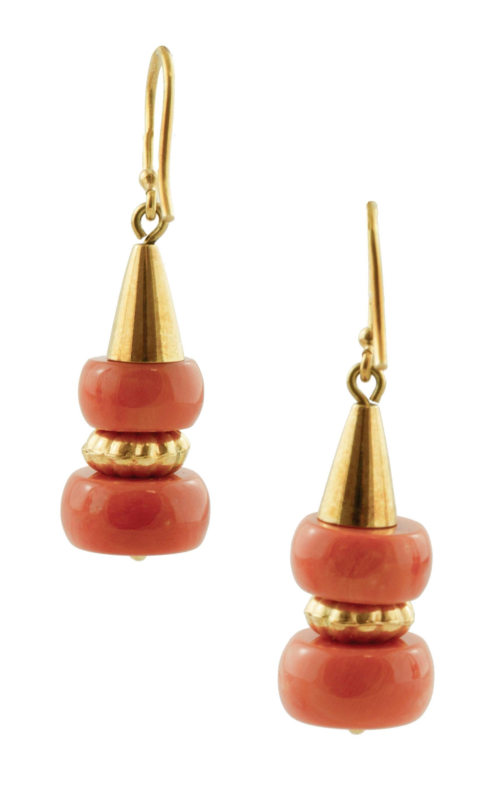 
Vintage dangle earrings in 18k yellow gold structure with decoration of elatius coral.
The origin of these earrings dates probably back to the 1990s, they were totally handmade by Italian master goldsmiths and they are in perfect condition.
Coral