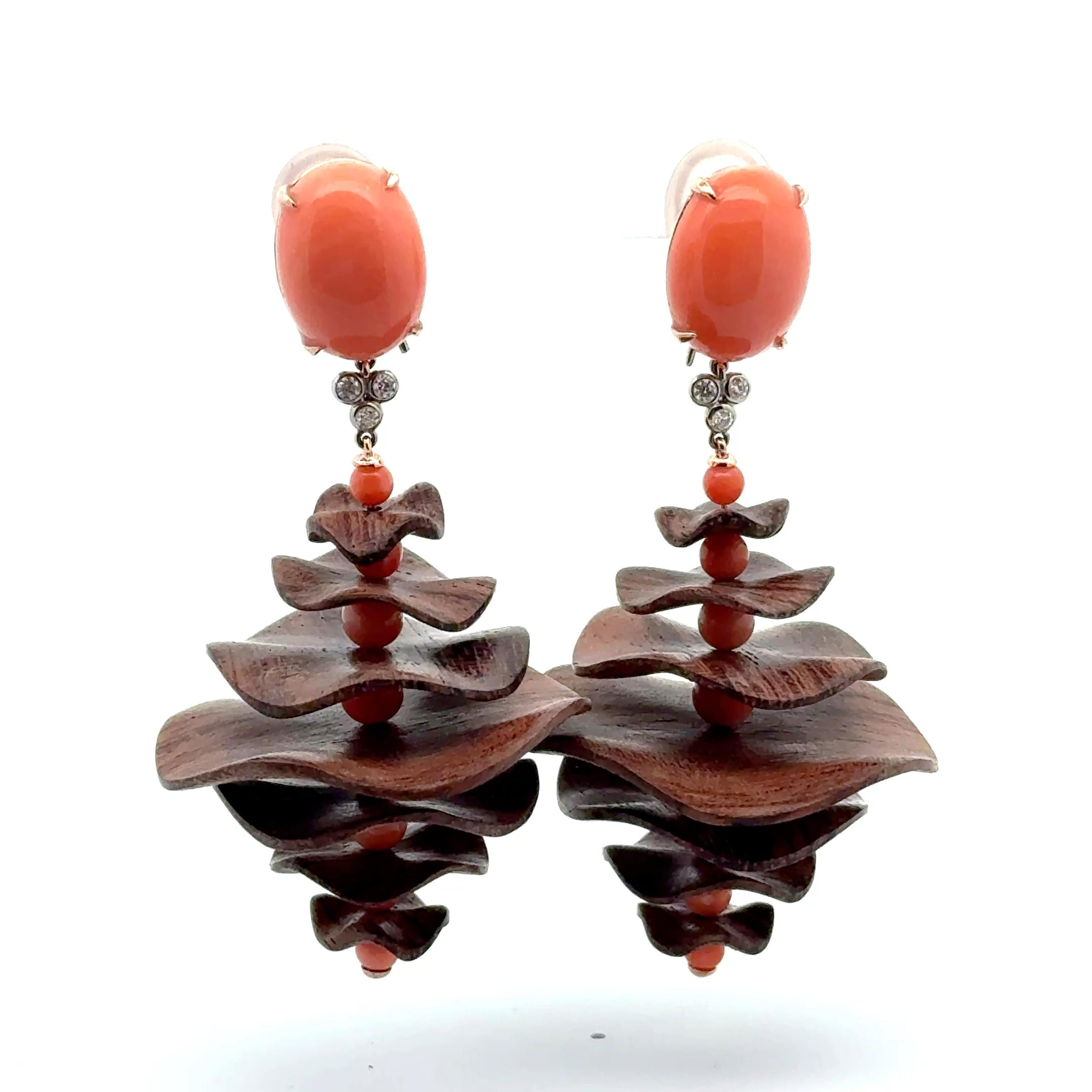 18K Gelbgold Korallen-Rosewood und Diamant-Ohrringe (Cabochon) im Angebot