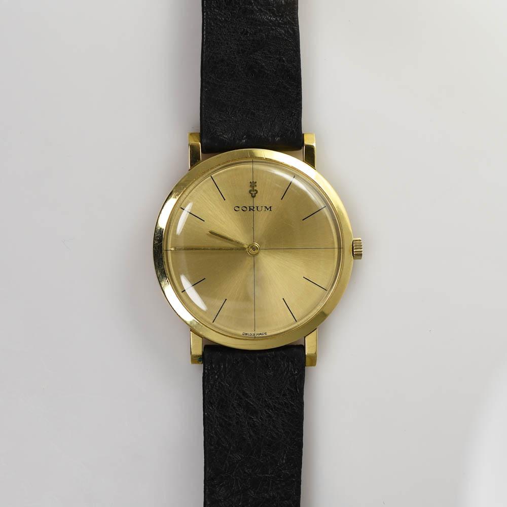 Reloj de pulsera Corum vintage de hombre con caja de oro amarillo de 18 quilates.
La caja tiene un sello de 18 quilates en la parte posterior y en la tapa interior.
El movimiento de 17 rubíes de cuerda manual mantiene la hora (hay que tener cuidado