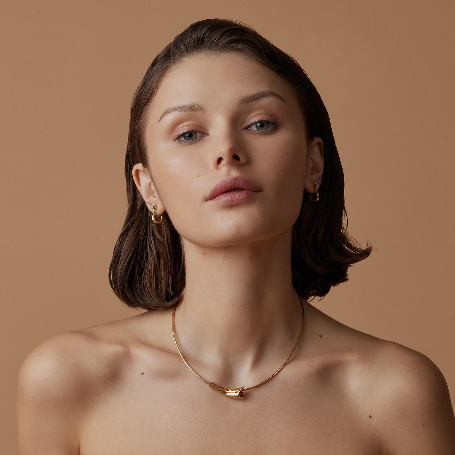 Contemporaneo Collana con ciondolo scultoreo contemporaneo in oro giallo 18K Couture in vendita