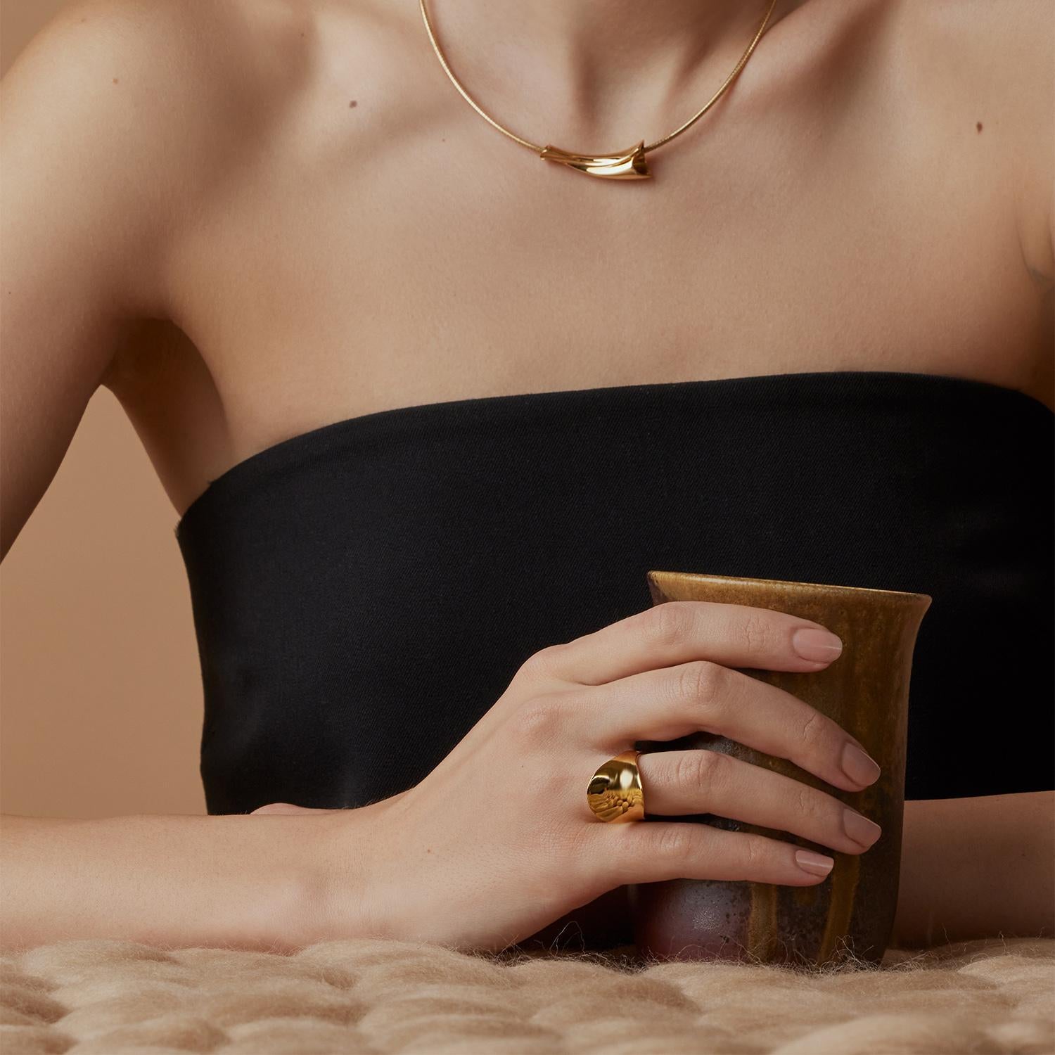 Collana con ciondolo scultoreo contemporaneo in oro giallo 18K Couture In condizioni Nuovo in vendita a Bozeman, MT