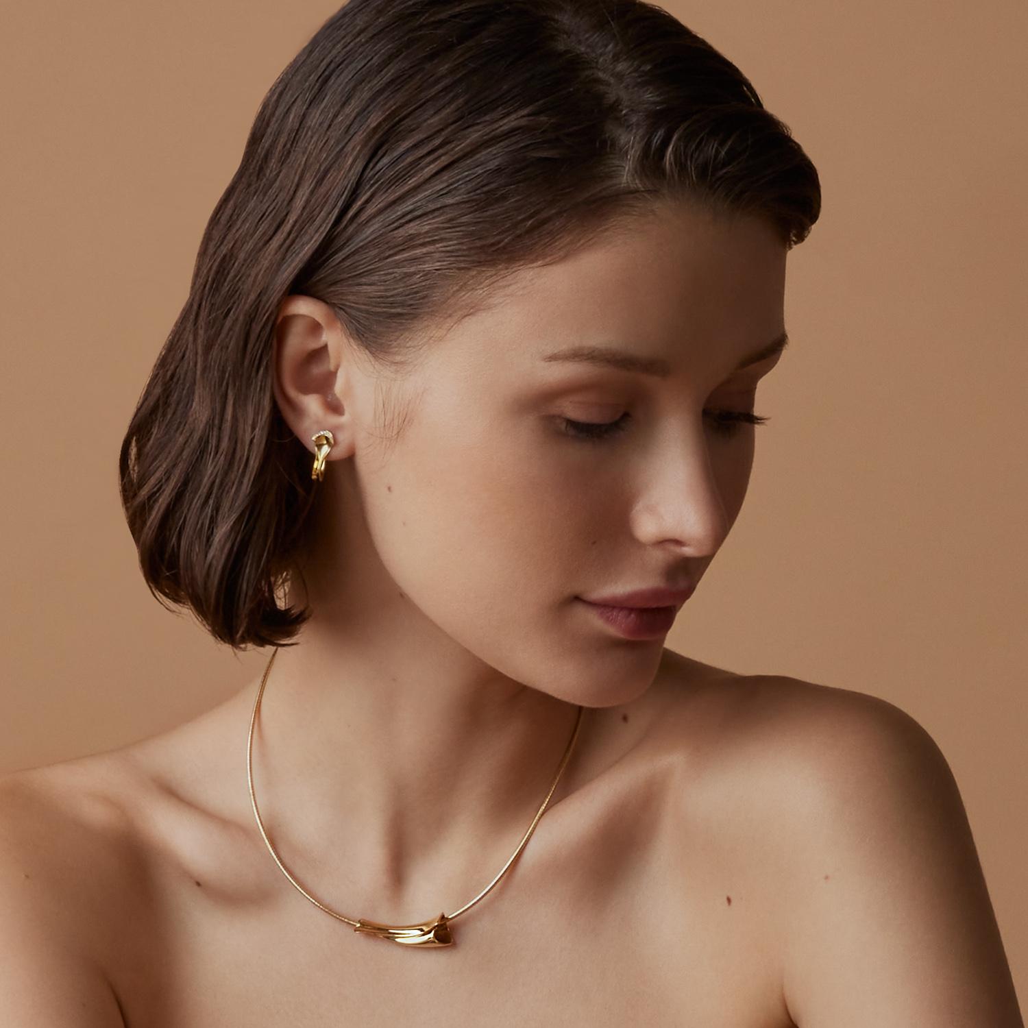 Collana con ciondolo scultoreo contemporaneo in oro giallo 18K Couture in vendita 1